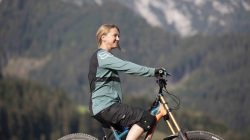 Fest im Sattel – Sabine Enzinger im Gespräch