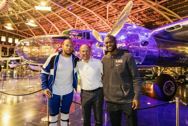 Super Bowl Winners Jabaal Sheard (links) und Barkevious Mingo (rechts) mit Leo Bauernberger (mitte), Hangar-7, Salzburg (c) SalzburgerLand Tourismus:LUX FUX Media