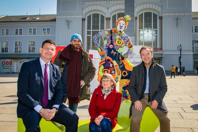 Erich Pirkl (ÖBB), Valentin Alfery (Künstlerischer Leiter kulturschiene), Barbara Köstler-Schruf (Stadt Salzburg Kulturabteilung), Clown Karcocha, Bernhard Auinger (Vizebürgermeister Salzburg)