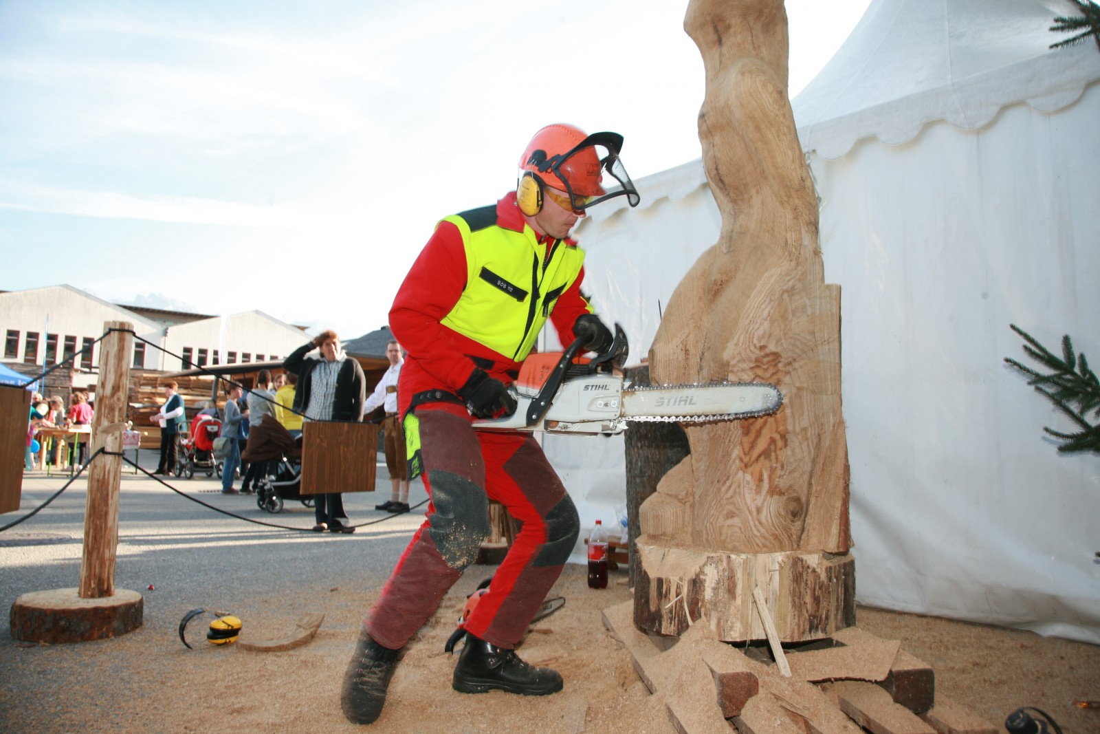 © TVB Kuchl - Kettensägenschnitzer am Kuchler Holzfest 