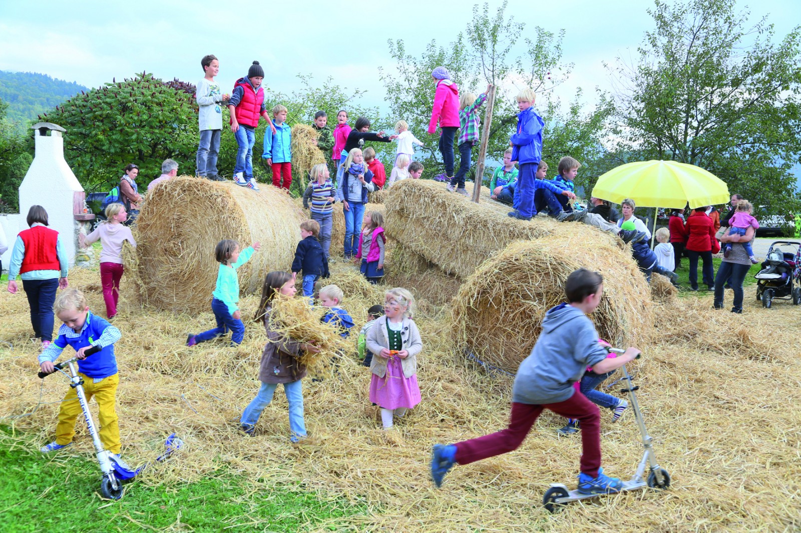 © TVB Kuchl - Strohballen-Kletterei - für Kinder gibt am Kuchler Holzfest allerhand Programm