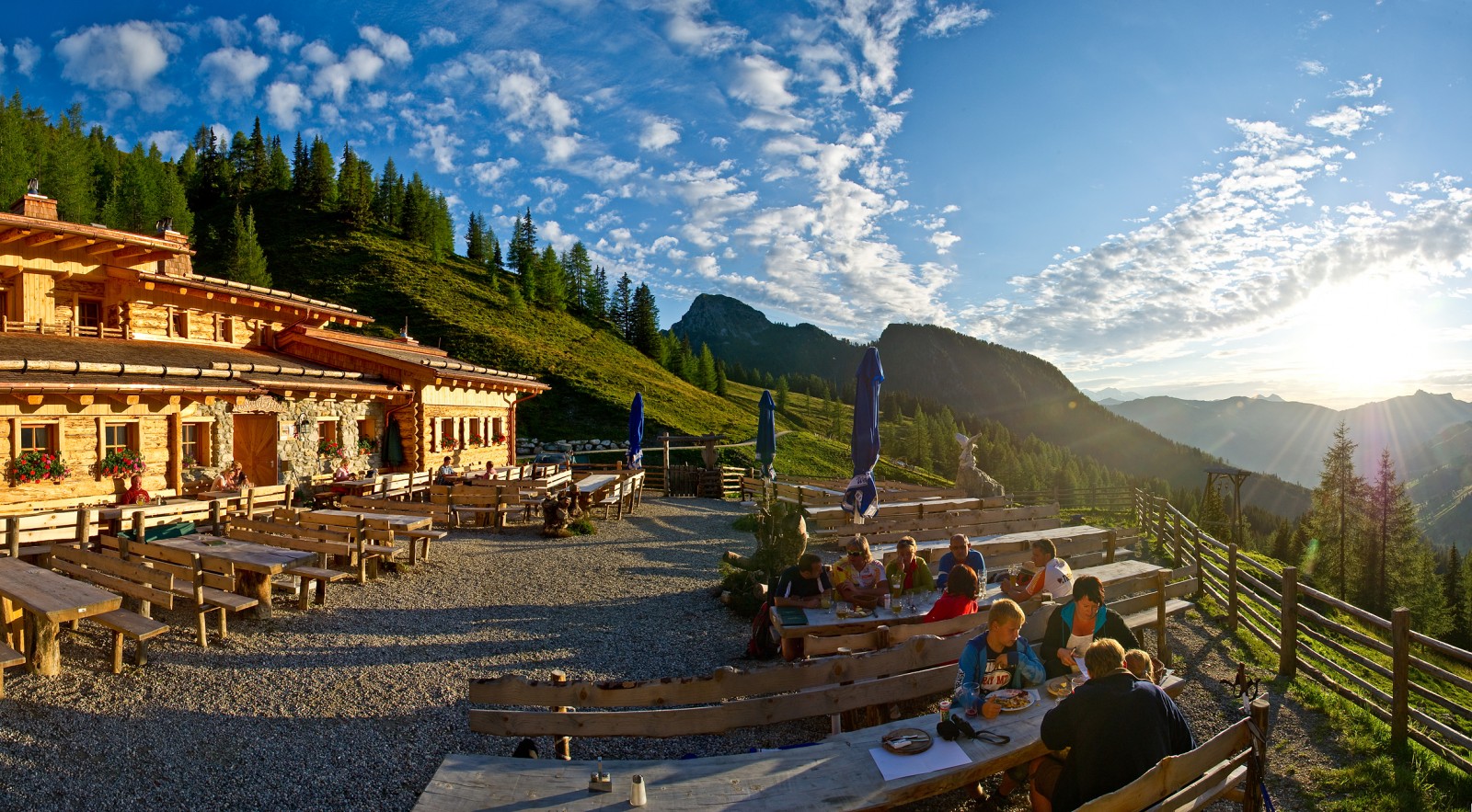 Sonnenterrasse der Loosbühelalm