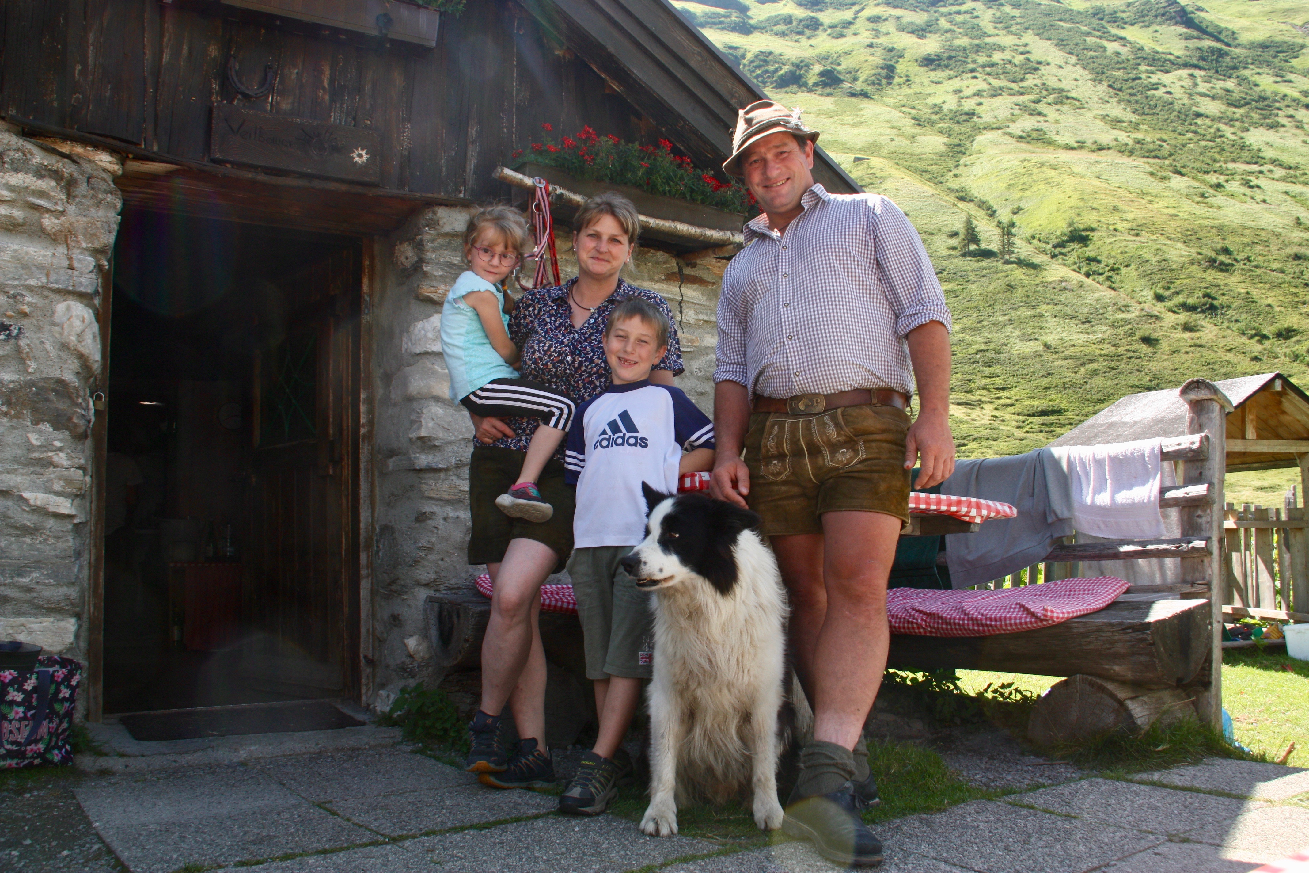 Familie Pichler mit Hund vor der Veitbauernhütte 