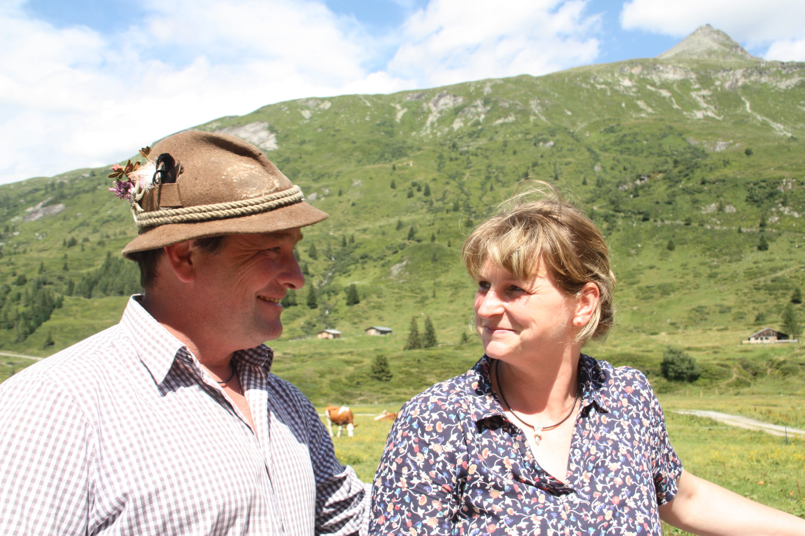 © SalzburgerLand Tourismus, Martina Egger, Tom und Simone genießen den Almsommer auf der Veitbauernalm