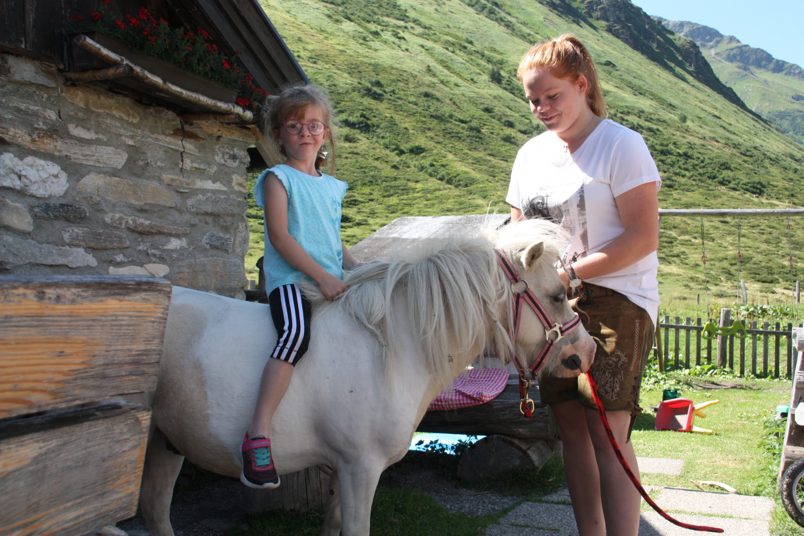 © SalzburgerLand Tourismus, Martina Egger, Eva-Maria und Pony Charly sind ein gutes Team