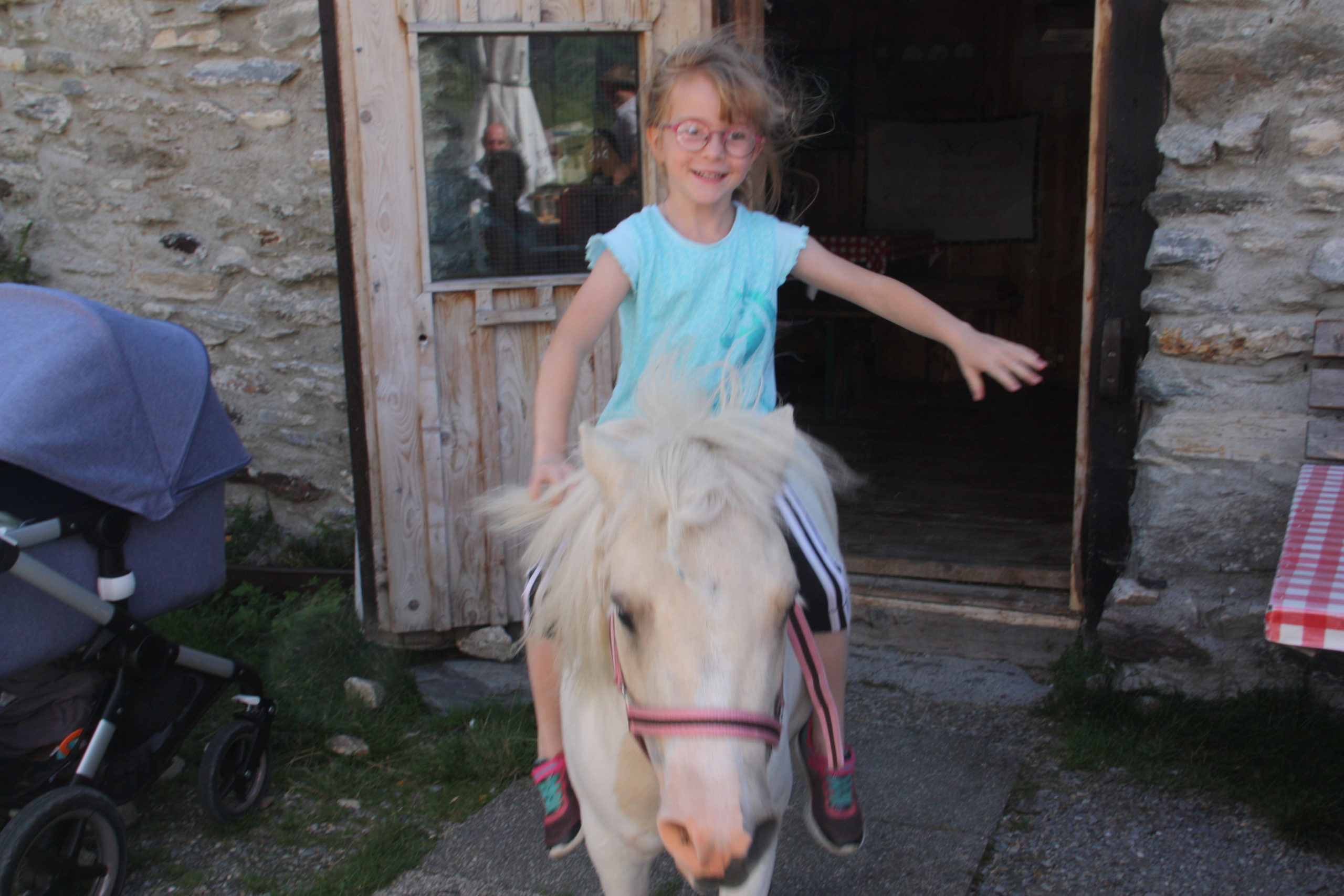 © SalzburgerLand Tourismus, Martina Egger, Eva-Maria und Pony Charly haben viel Spaß und drehen eine Runde um die Hütte