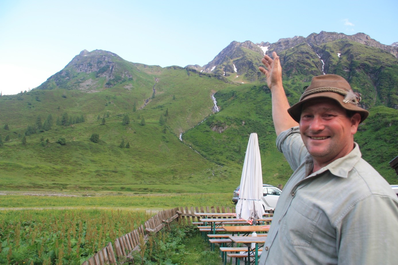 © SalzburgerLand Tourismus, Martina Egger, Tom zeigt auf seinen Arbeitsplatz, das Weidegebiet in Sportgastein