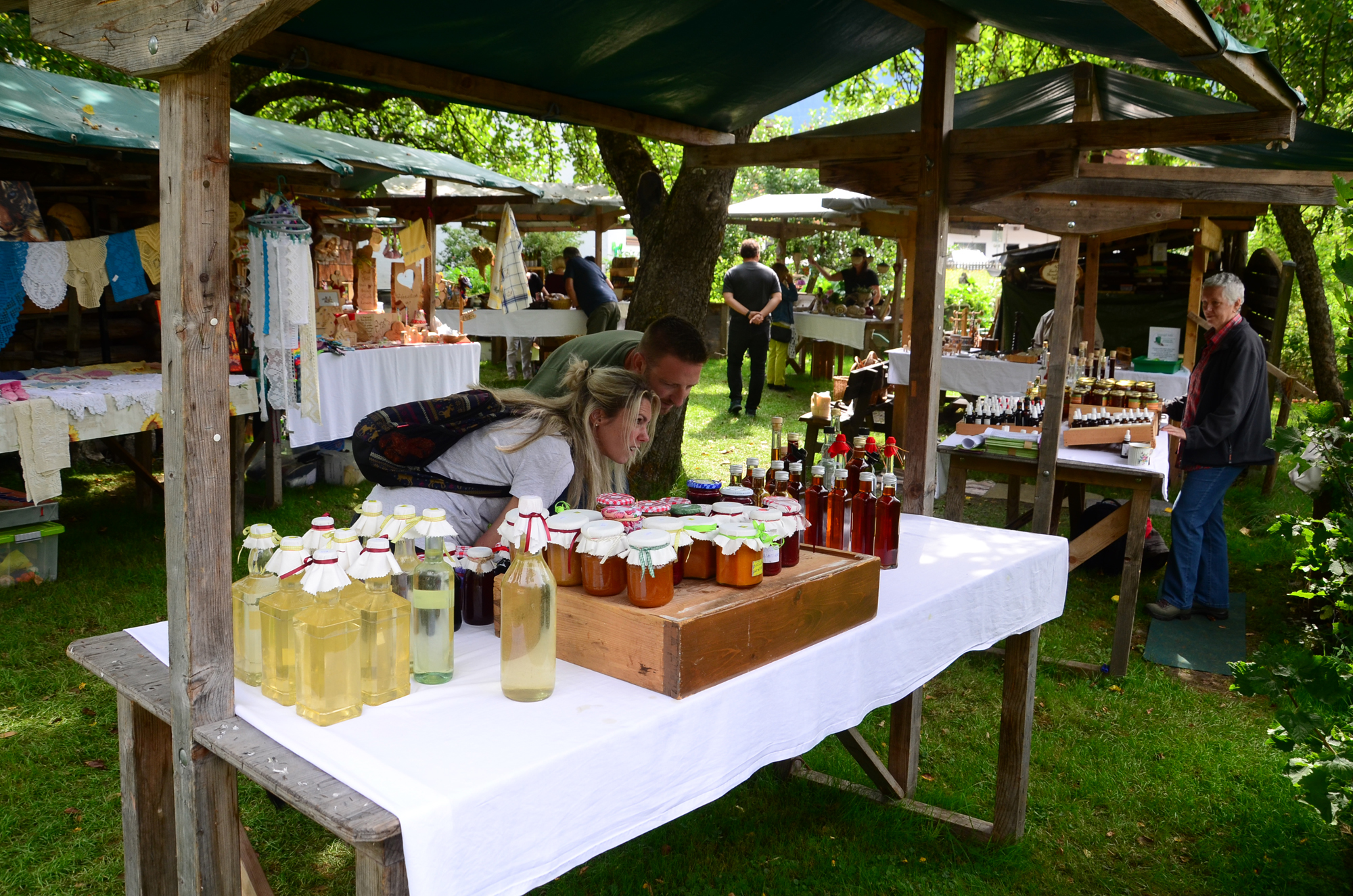 Keramikwaren auf dem Bauernmarkt