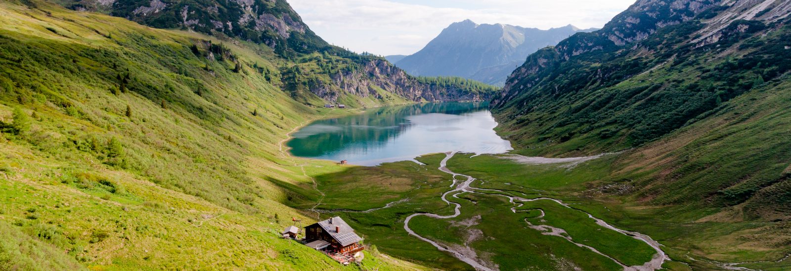 Der tiefblaue Tappenkarsee eingebettet im Grün der Tauern möchte bei 9 Plätze, 9 Schätze gewinnen