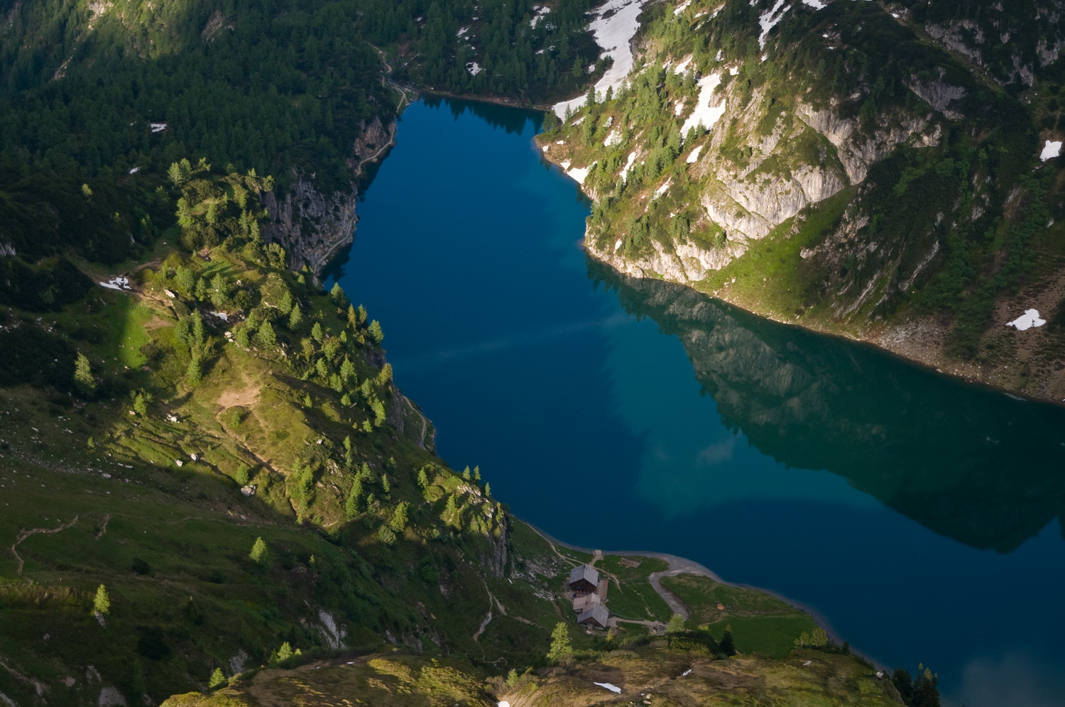 Der tiefblaue Tappenkarsee von oben möchte bei 9 Plätze, 9 Schätze gewinnen