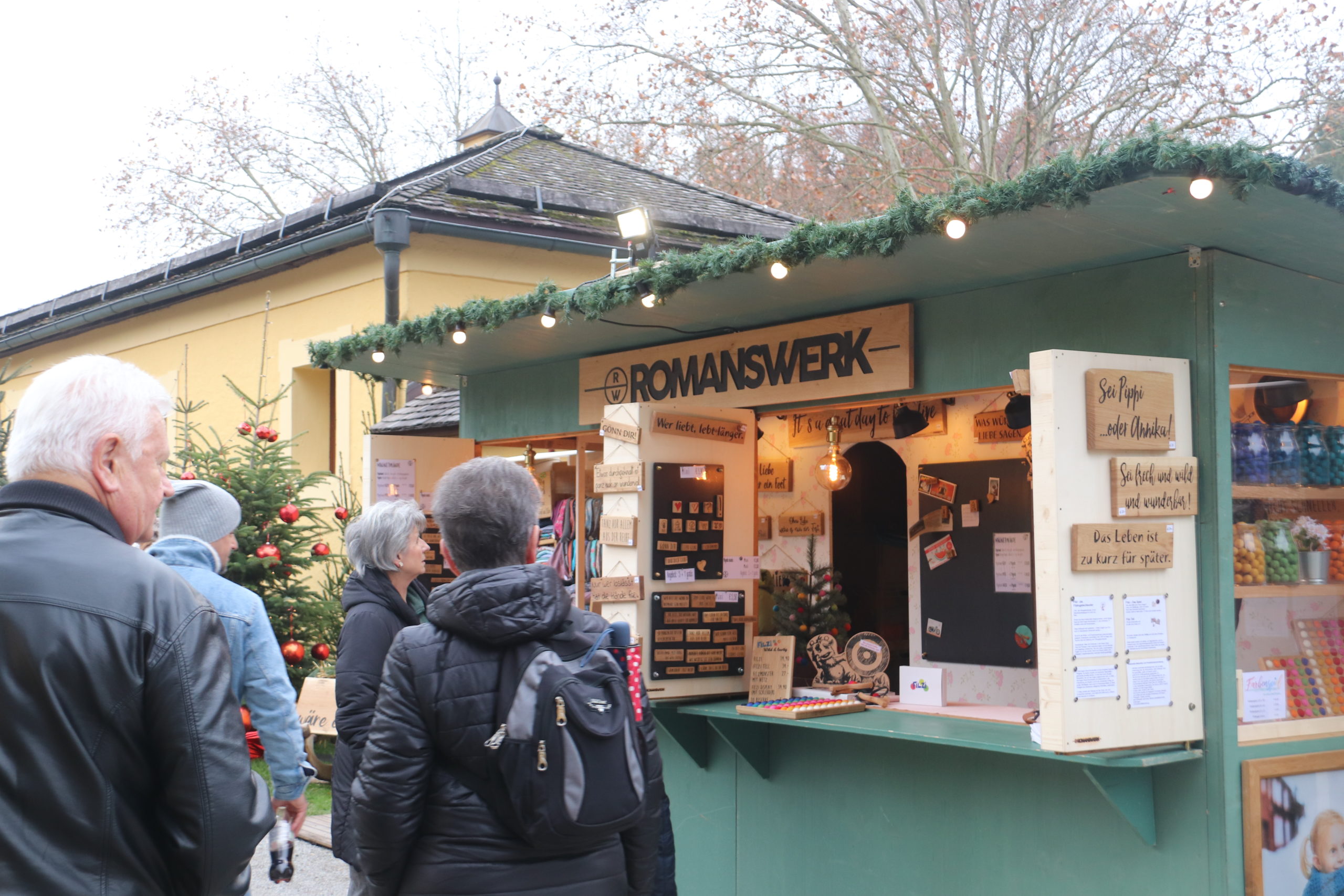 © Martina Egger - der Stand von Romanswerk am Helbrunner Adventmark kommt gut an