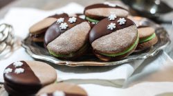 Lebkuchenburger mit Marzipan und Schokolade