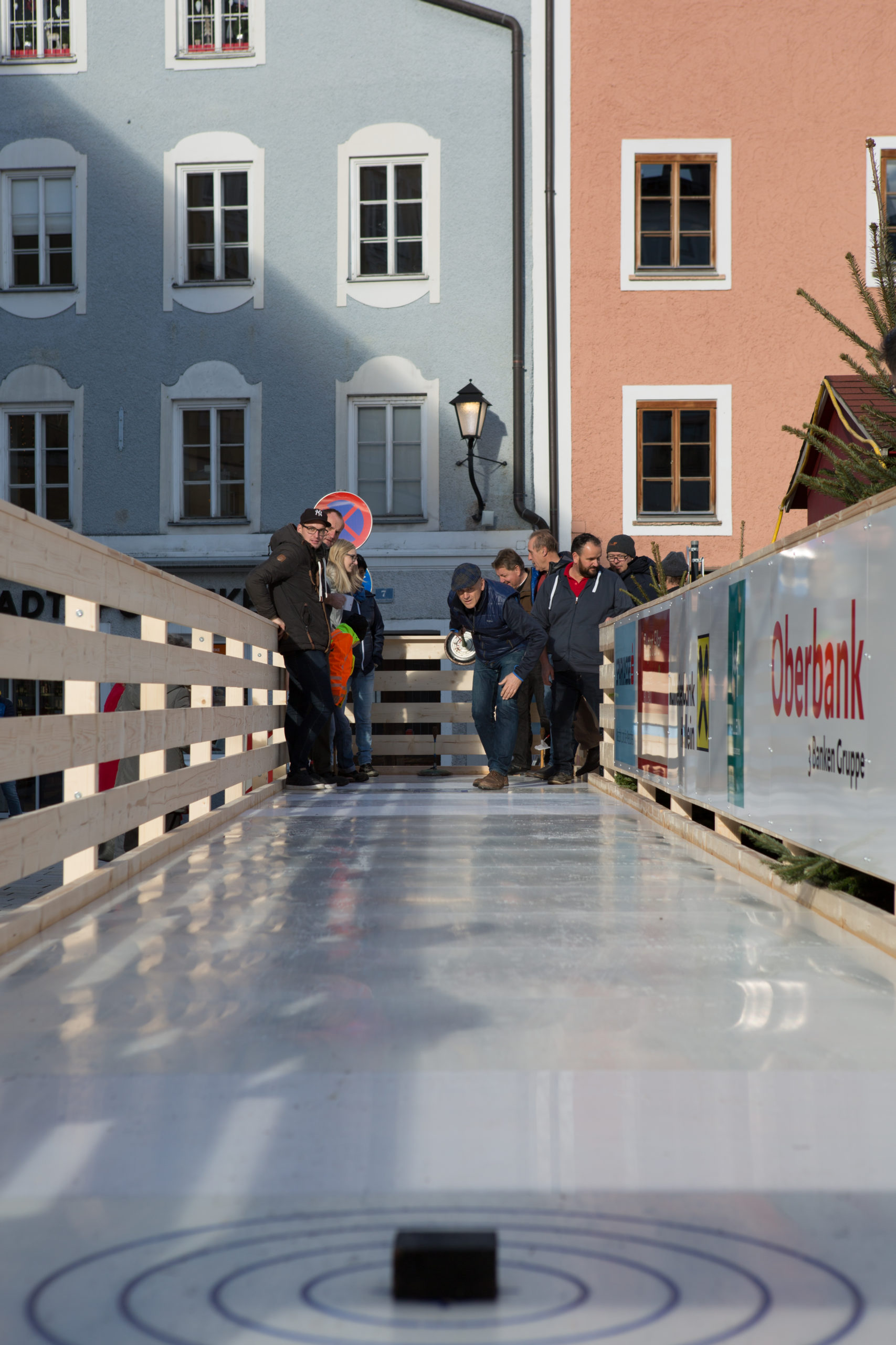 Viele Gäste beim Eisstockschießen in Hallein.