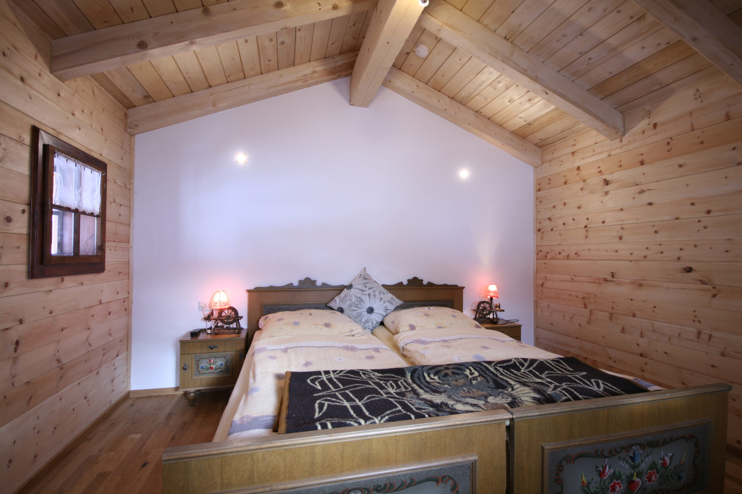 ©  Almliesl / Schlafzimmer mit Doppelbett im Dachgeschoß mit Zirbenverkleidung