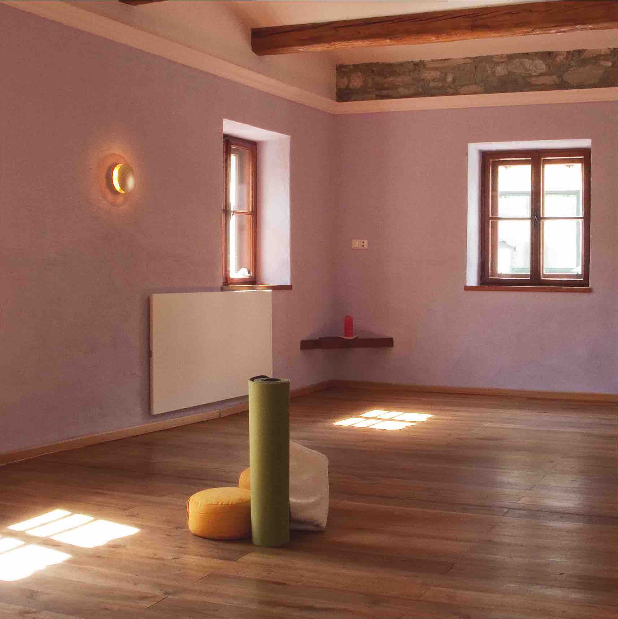 Das sonnendurchflutete Yogastudio von Die Tauglerei ist ein Zentrum für Ayurveda und vieles mehr, mit Matten, Kissen und Blöcken.