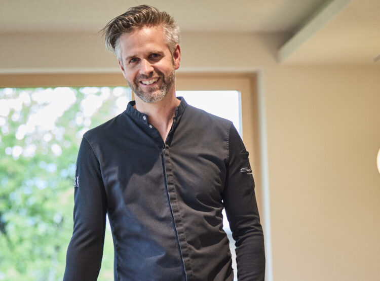 Sternekoch Vitus Winkler in seinem "Kräuterreich" im Genießerhotel Sonnhof