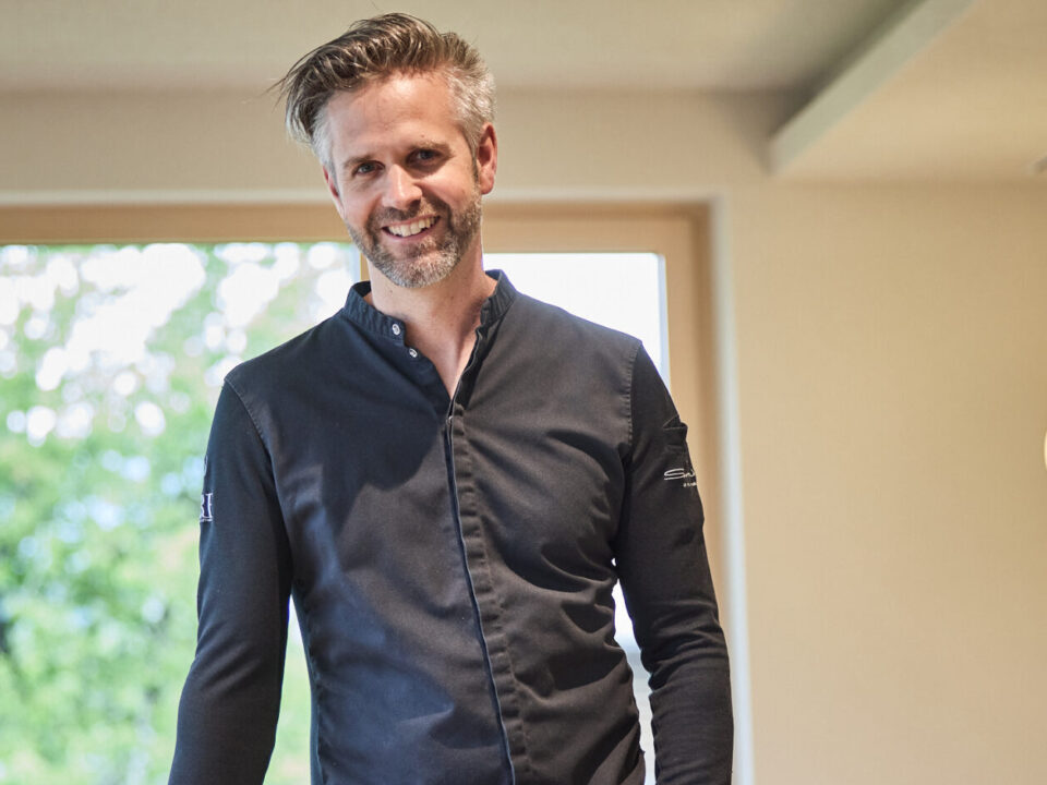 Sternekoch Vitus Winkler in seinem "Kräuterreich" im Genießerhotel Sonnhof