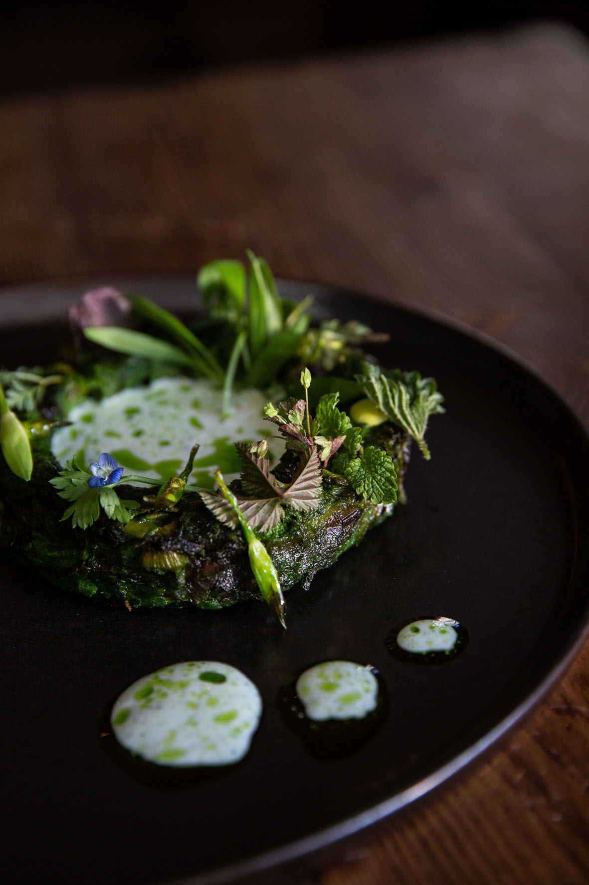 Gericht von Sternekoch Vitus Winkler aus dem "Kräuterreich by Vitus Winkler"