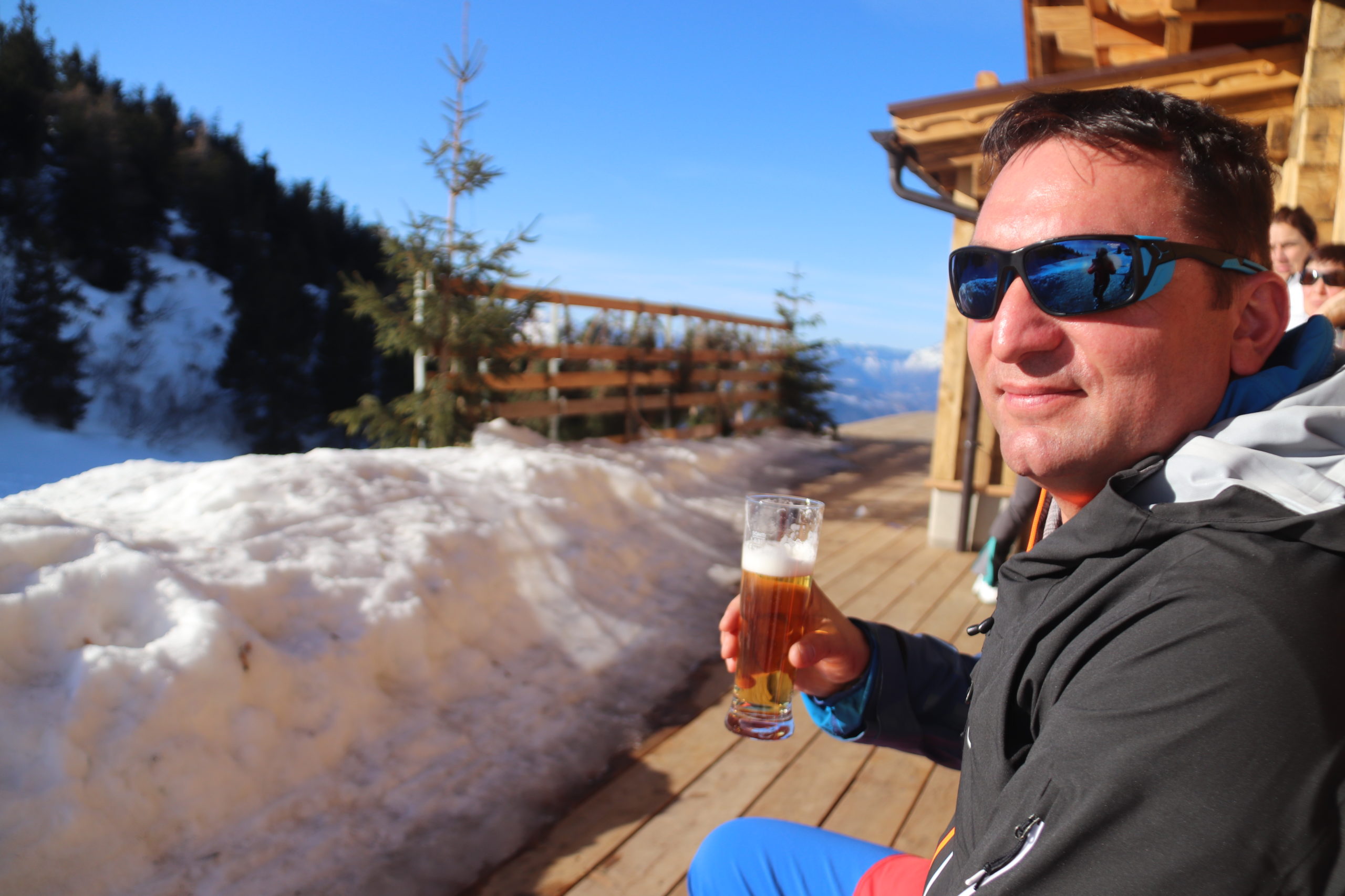 © SalzburgerLand Tourismus, Martina Egger. Ein Stammgast genießt nach der Skitour Sonne und Bier auf der Enzian-Hütte