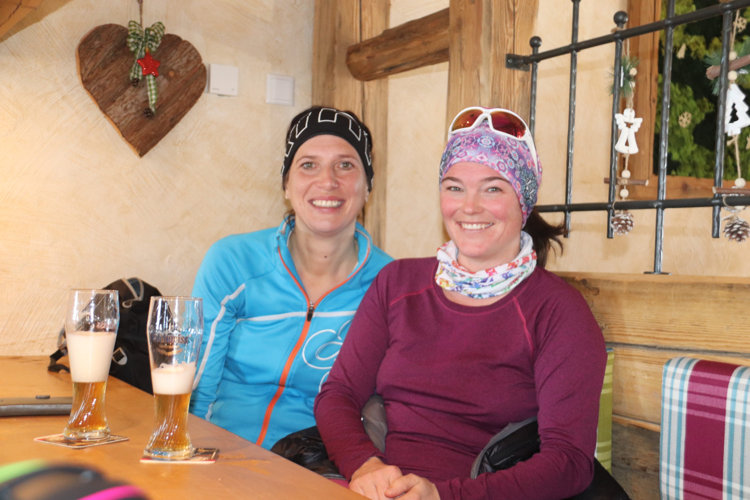 © SalzburgerLand Tourismus, Martina Egger. Nach der Damen-Skitour gibt es eine nette Einkehr auf der Enzian-Hütte am Trattberg