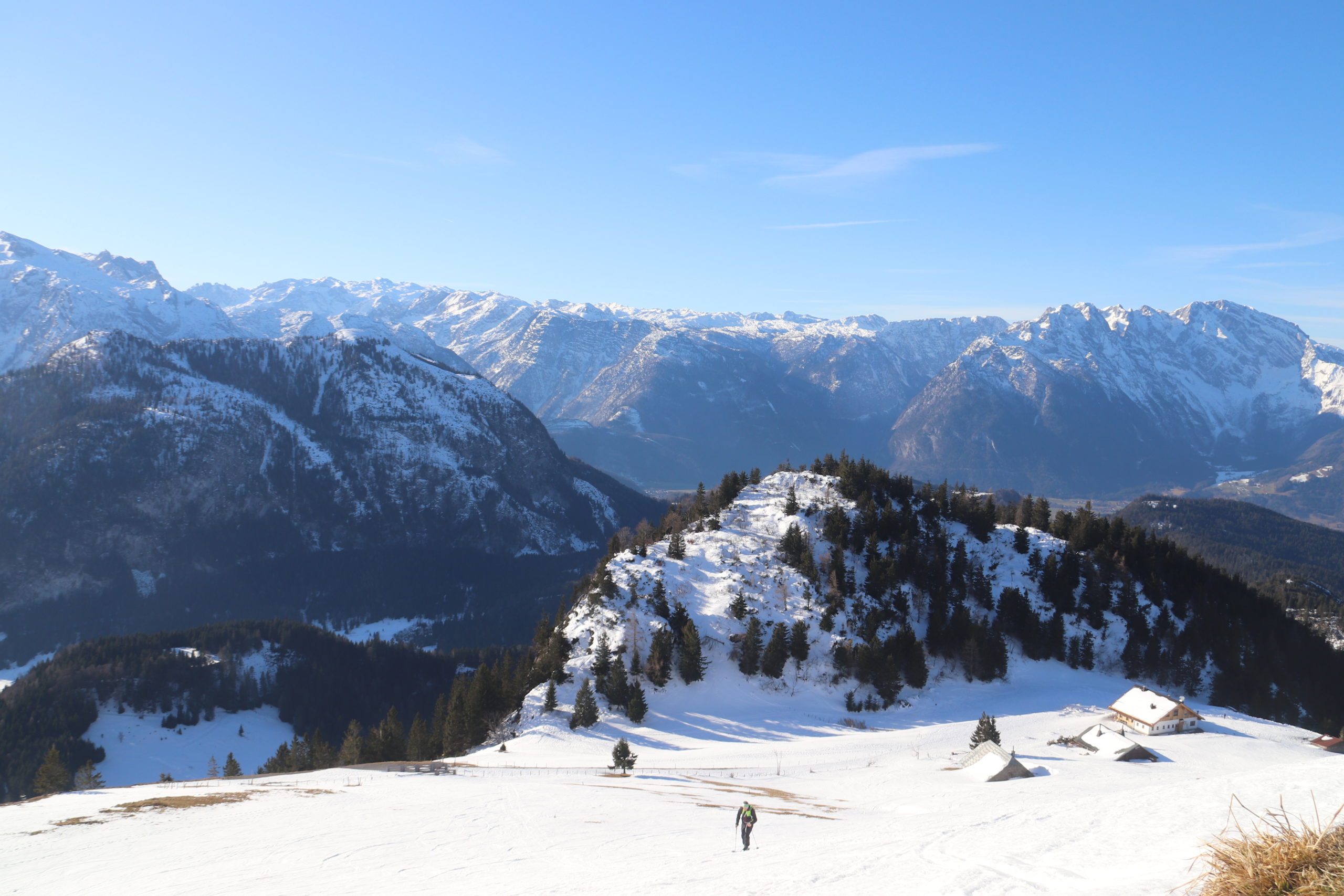 © SalzburgerLand Tourismus, Martina Egger. Ab der Waldgrenze bei der Einzian-Hütte gehts weiter über das verschneite Almgebiet auf den Trattberg-Gipfel