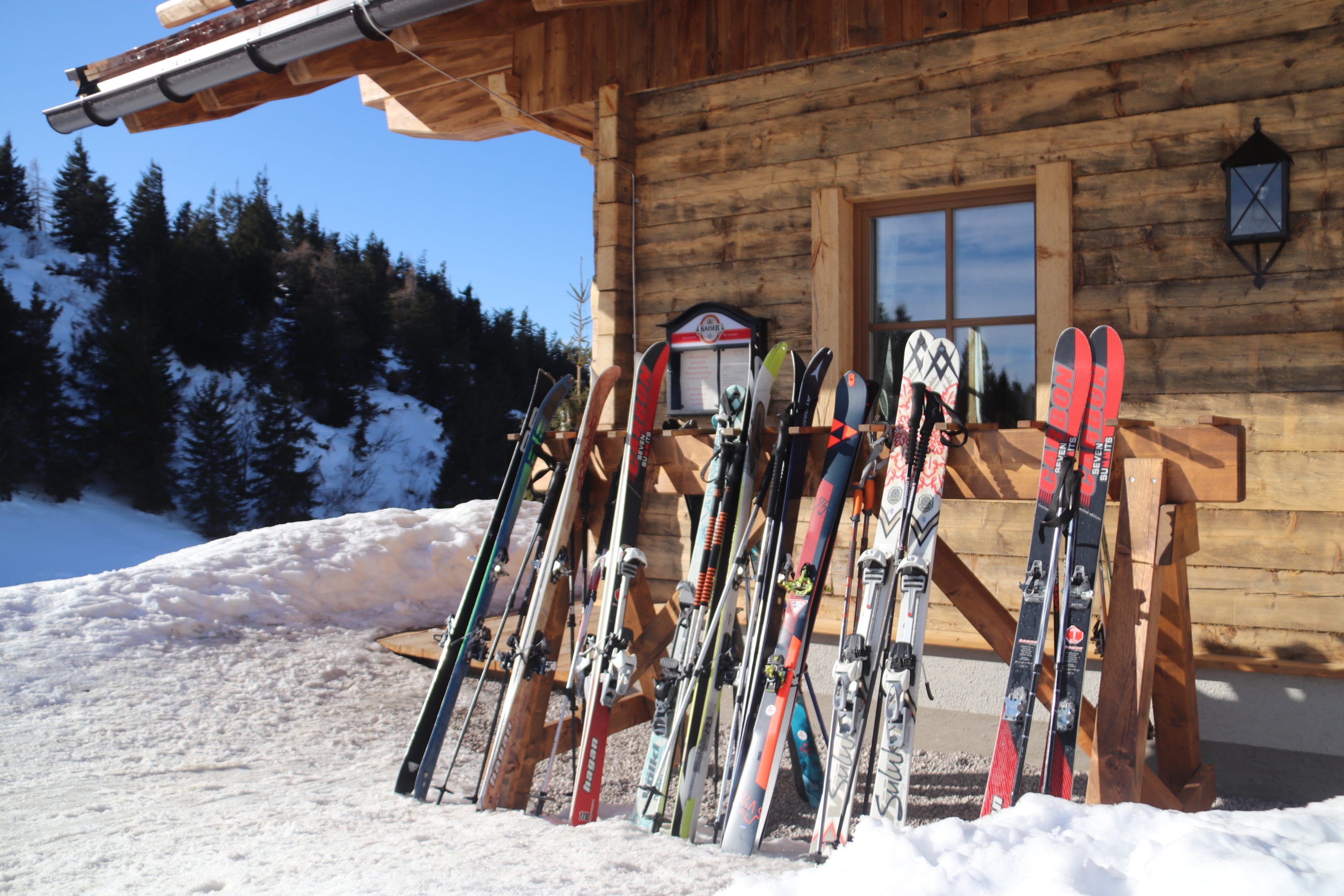 © SalzburgerLand Tourismus, Martina Egger. Nach der Skitour auf den Trattberg die Einkehr auf der Enzian-Hütte genießen