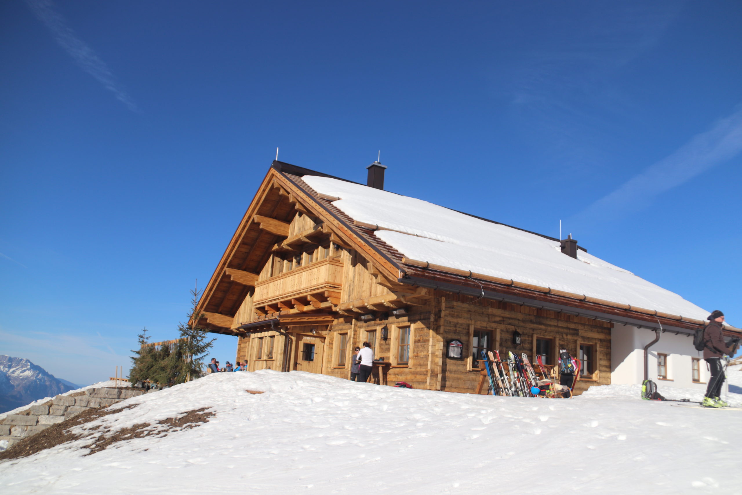 © SalzburgerLand Tourismus, Martina Egger. Nach der Skitour auf den Trattberg wird auf der Enzian-Hütte eingekehrt