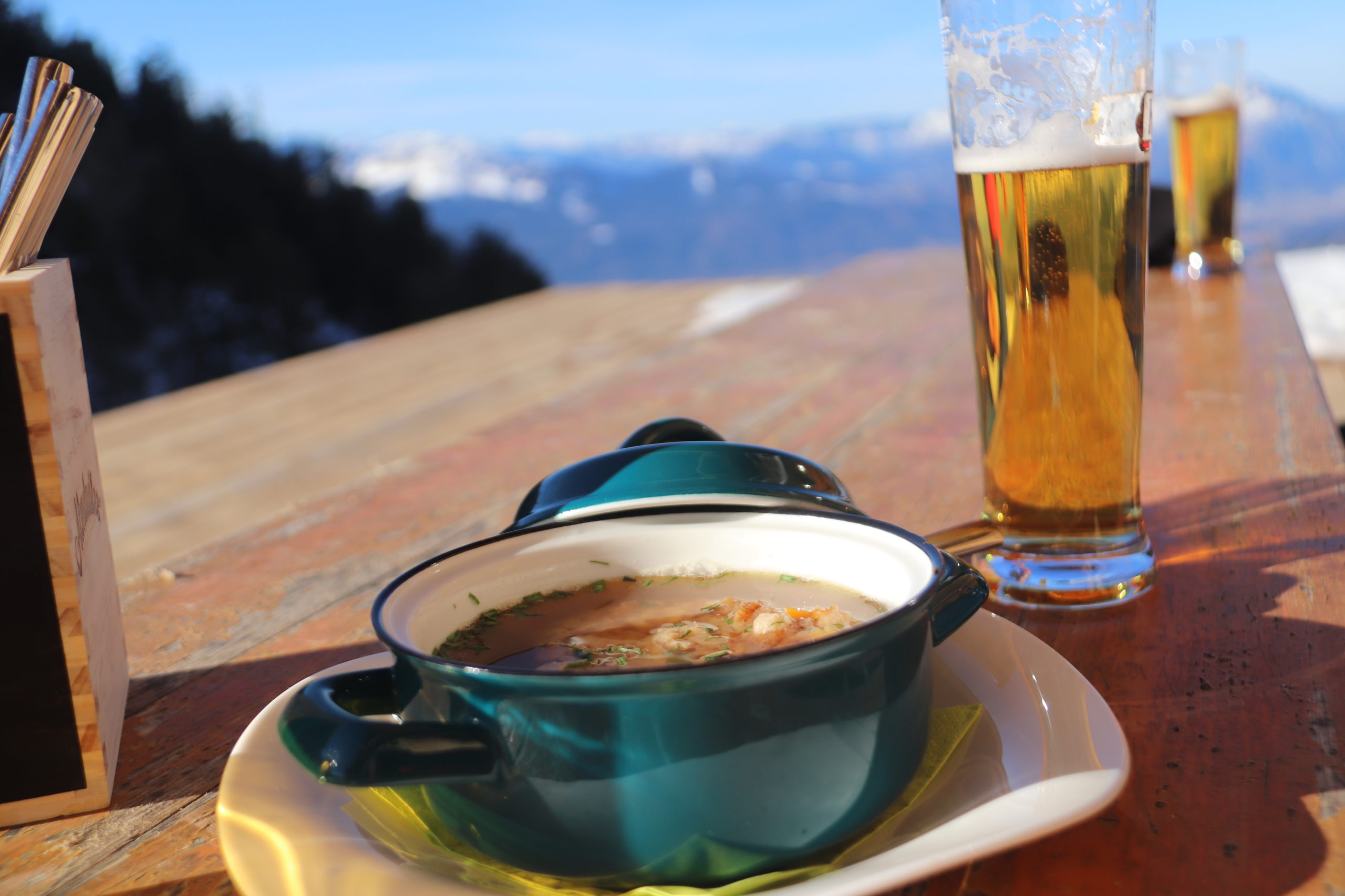 © SalzburgerLand Tourismus, Martina Egger. Almschmankerl  und Aussicht genießen auf der Einzian-Hütte© SalzburgerLand Tourismus, Martina Egger – ein Stammgast genießt nach der Skitour Sonne und Bier auf der Enzian-Hütte© SalzburgerLand Tourismus, Martina Egger – Almschmankerl  und Aussicht genießen auf der Einzian-Hütte