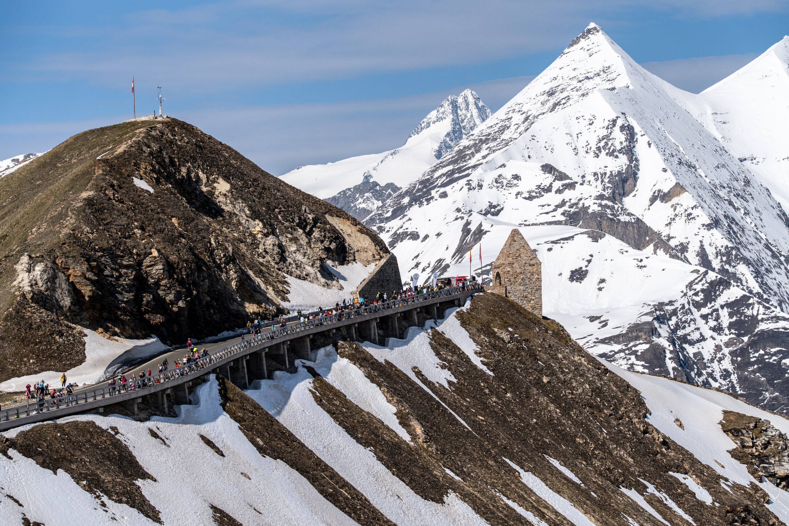 Großglockner Hochalpenstraße mit Großglockner im Hintergrund