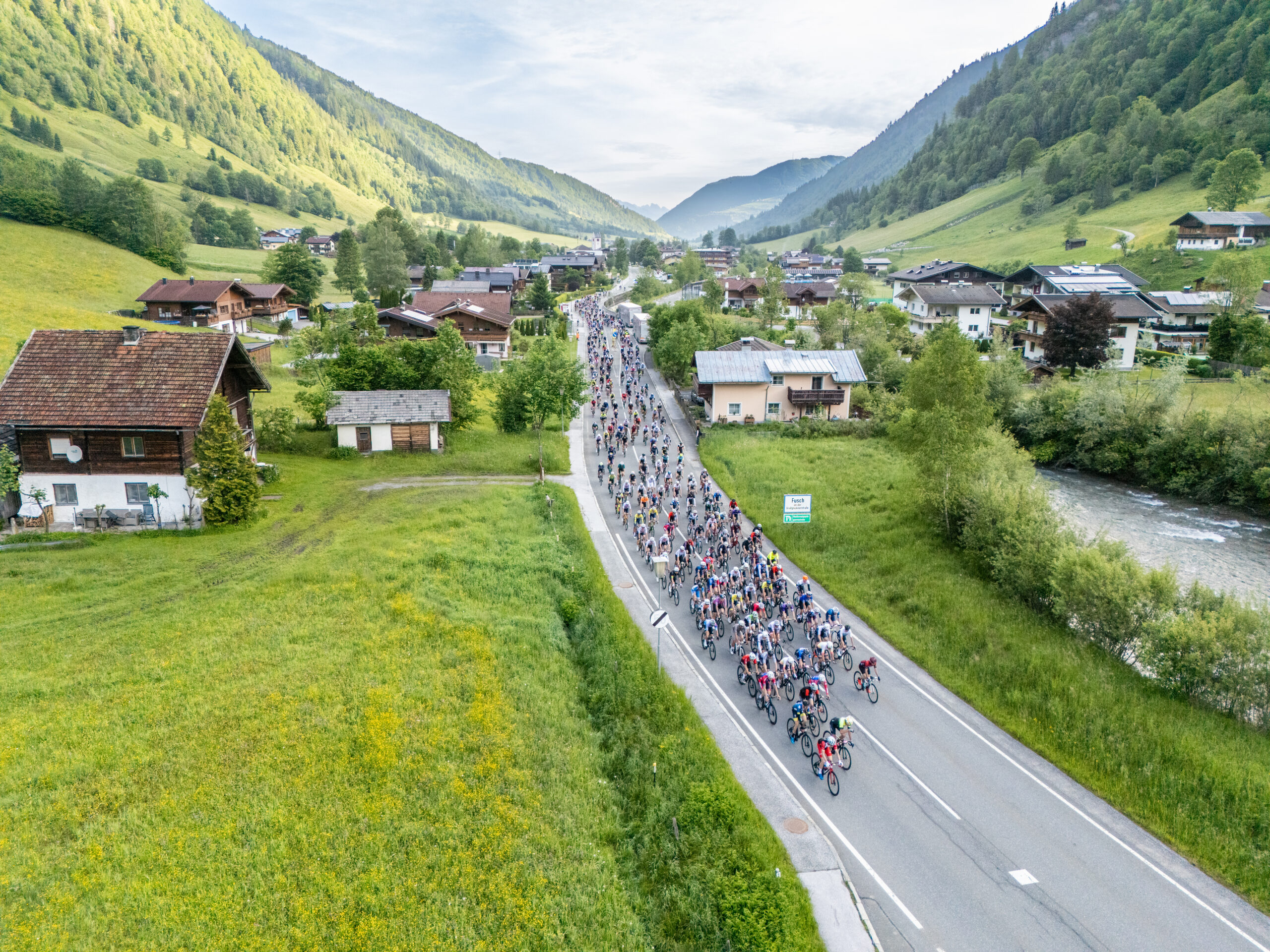 Feld der Radfahrer beim Glocknerkönig noch im Tal