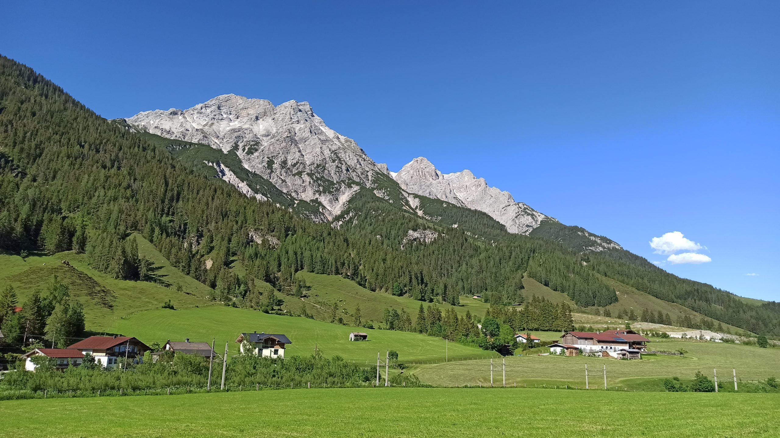 Die Ortschaft Grießen von der Passhöhe aus betrachtet