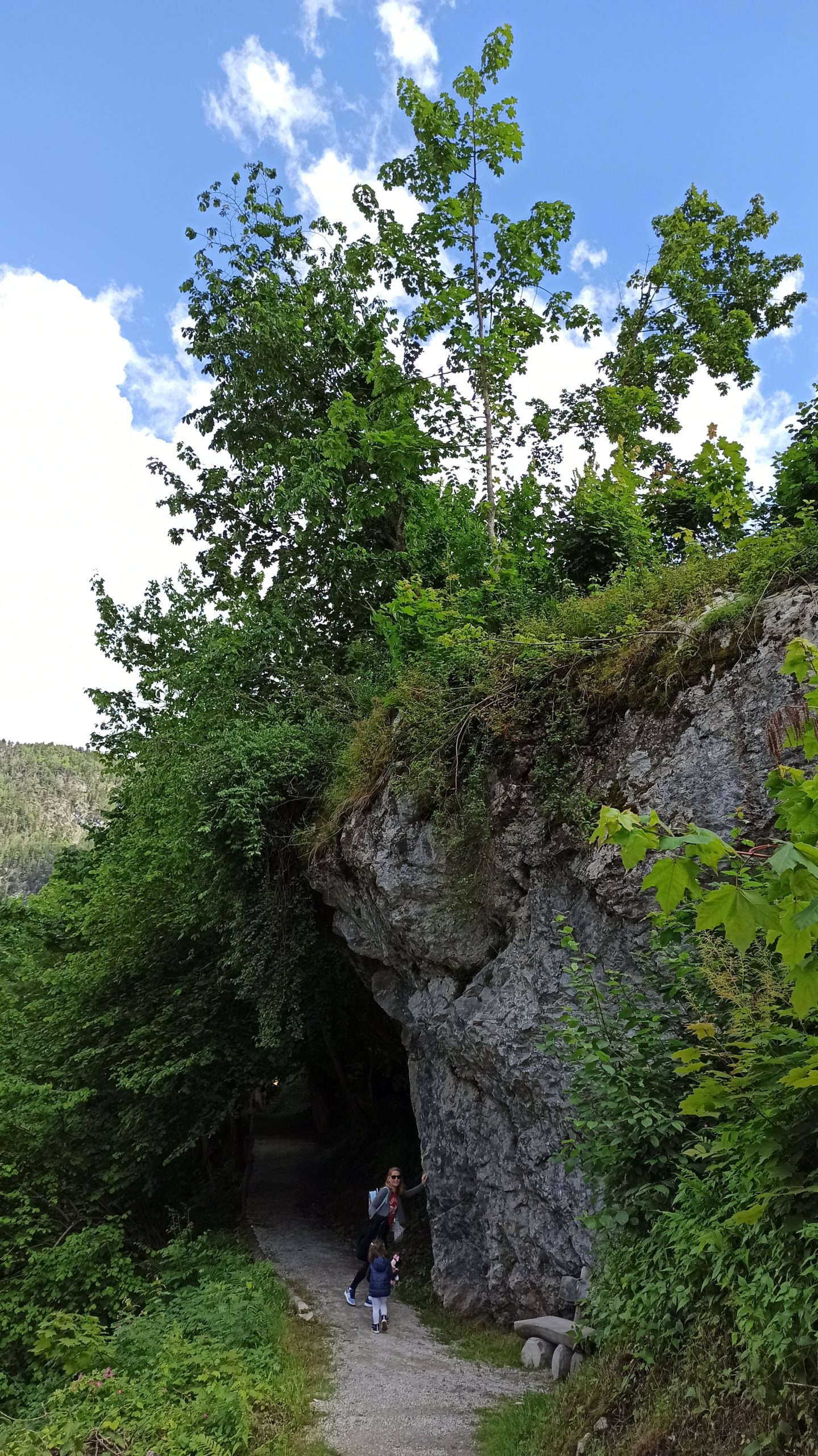 Spektakulär felsiger Spazierweg