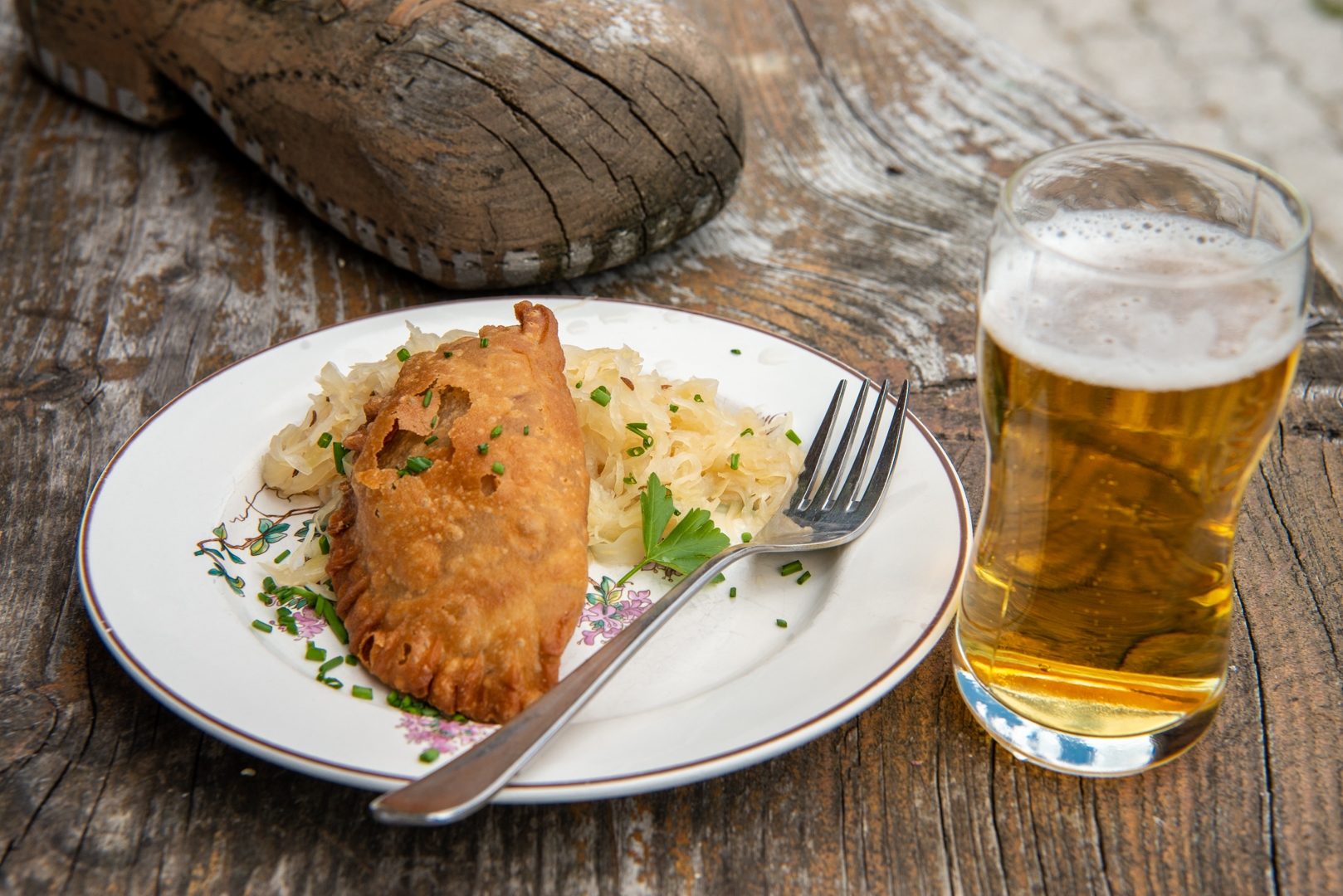 Fleischkrapfen mit Sauerkraut und Bier. c Edith Danzer