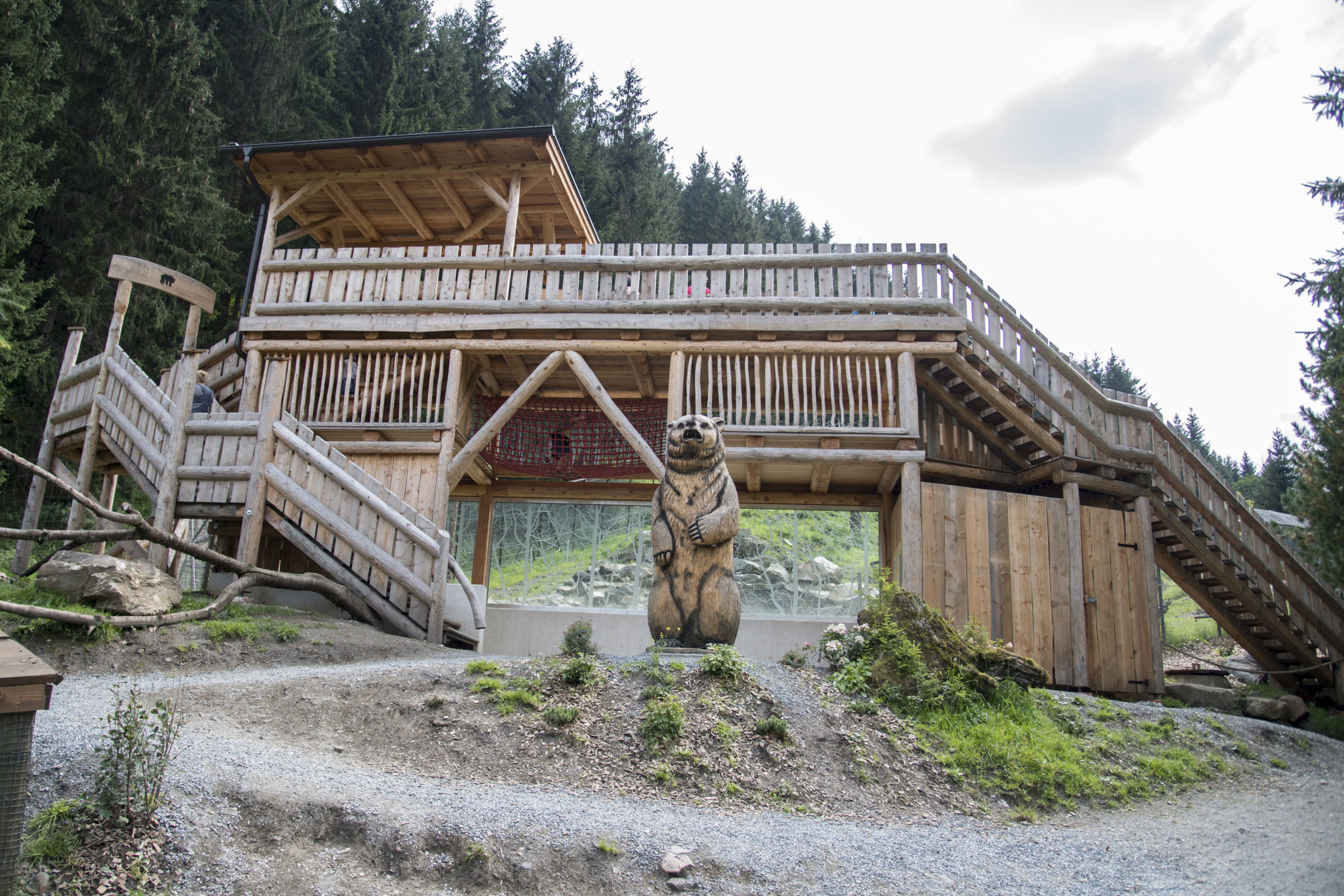  c Daniel Schwab - Naturfotografie Die Zuschauertribüne des Kombi-Geheges.