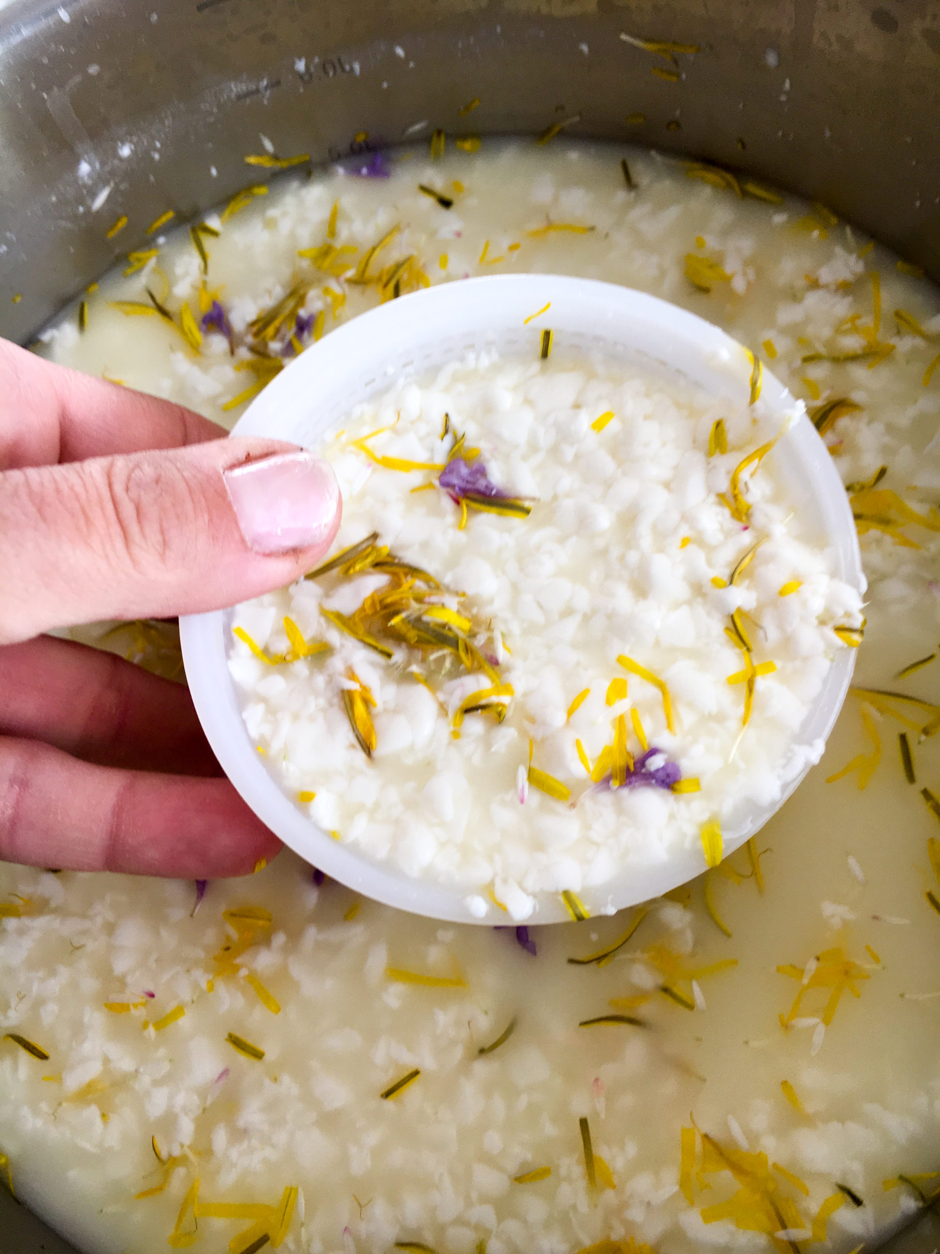 Köstlicher Frischkäse mit Kräutern und Blüten - SalzburgerLand Magazin