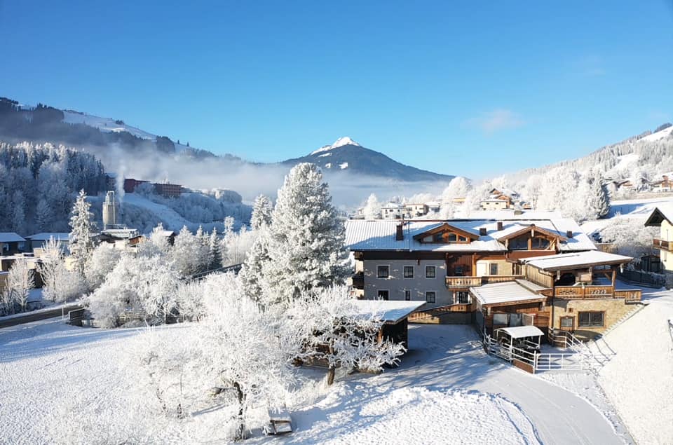 Beginn eines schönes Wintertages am Familienbauernhof, links oben der Ski-Berg 