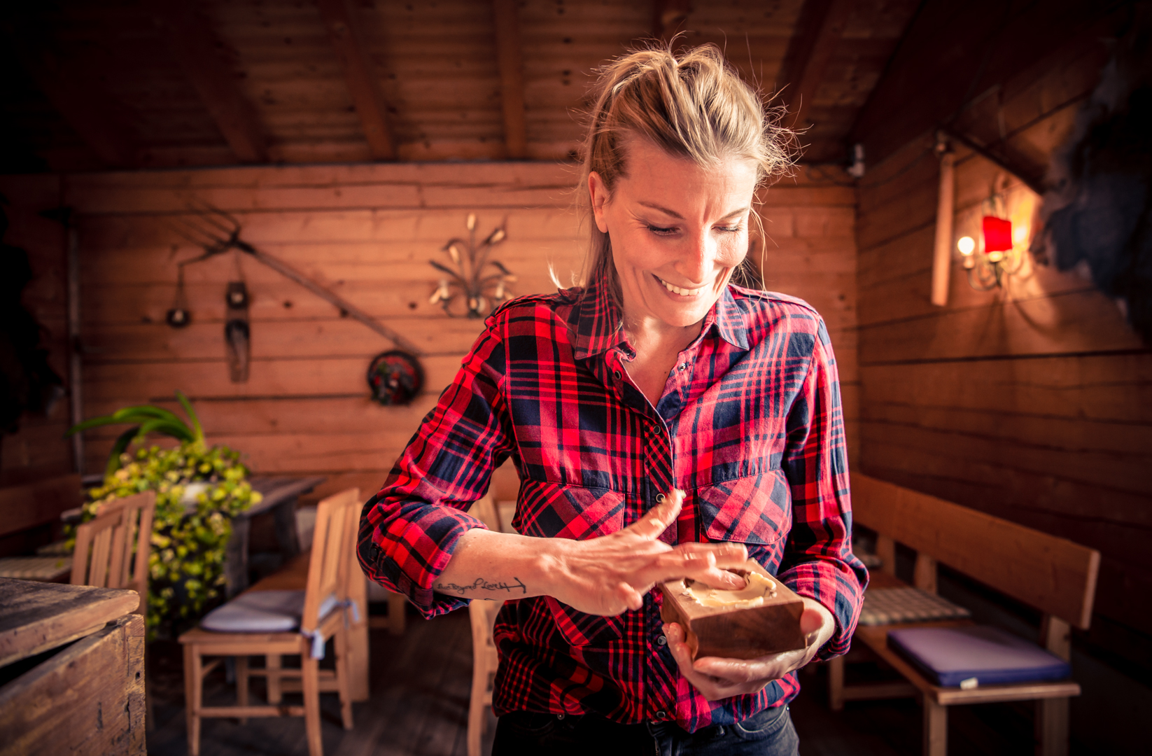 Oli streicht die Butter ein. c Edith Danzer