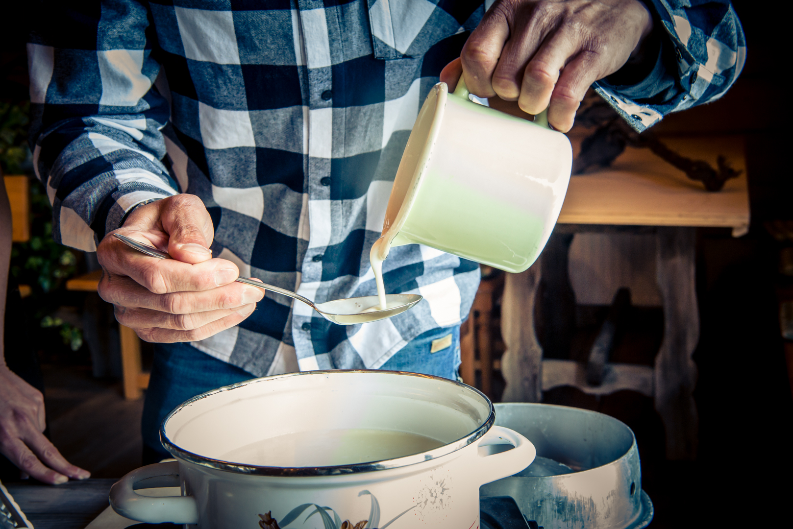 Einen Esslöffel Buttermilch.  
