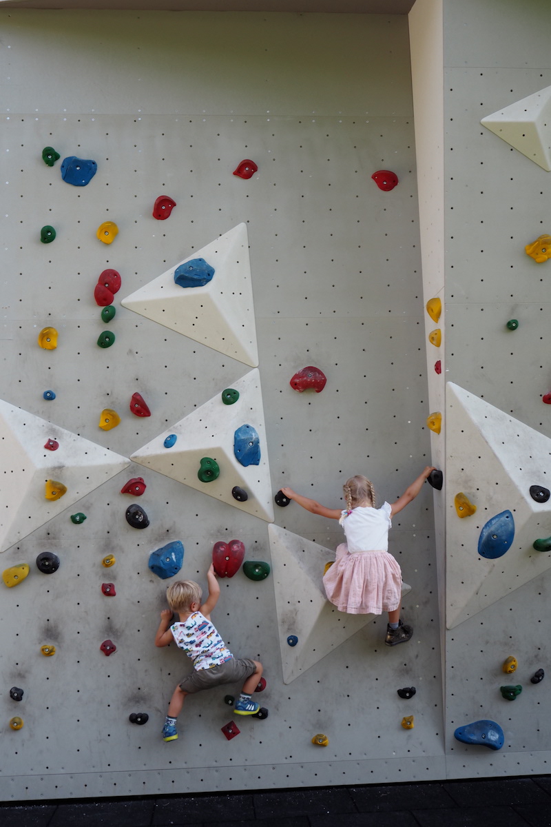 Auf der Outdoor-Boulderwand abhängen