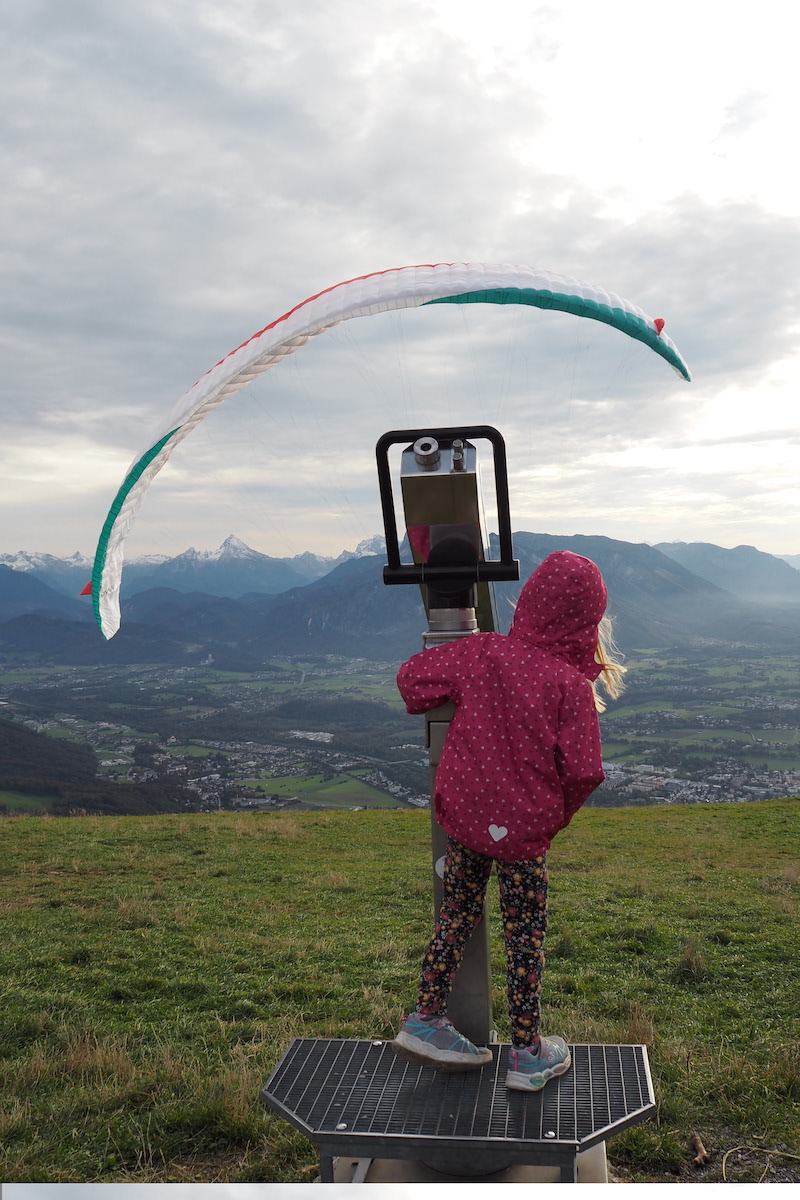 Paragleiter schauen am Gaisberg