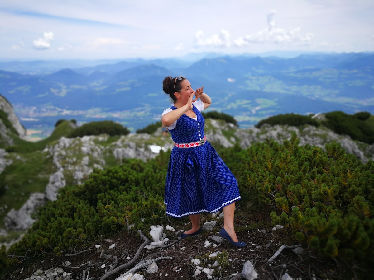 Jodeltrainerin Anita Biebl am Untersberg