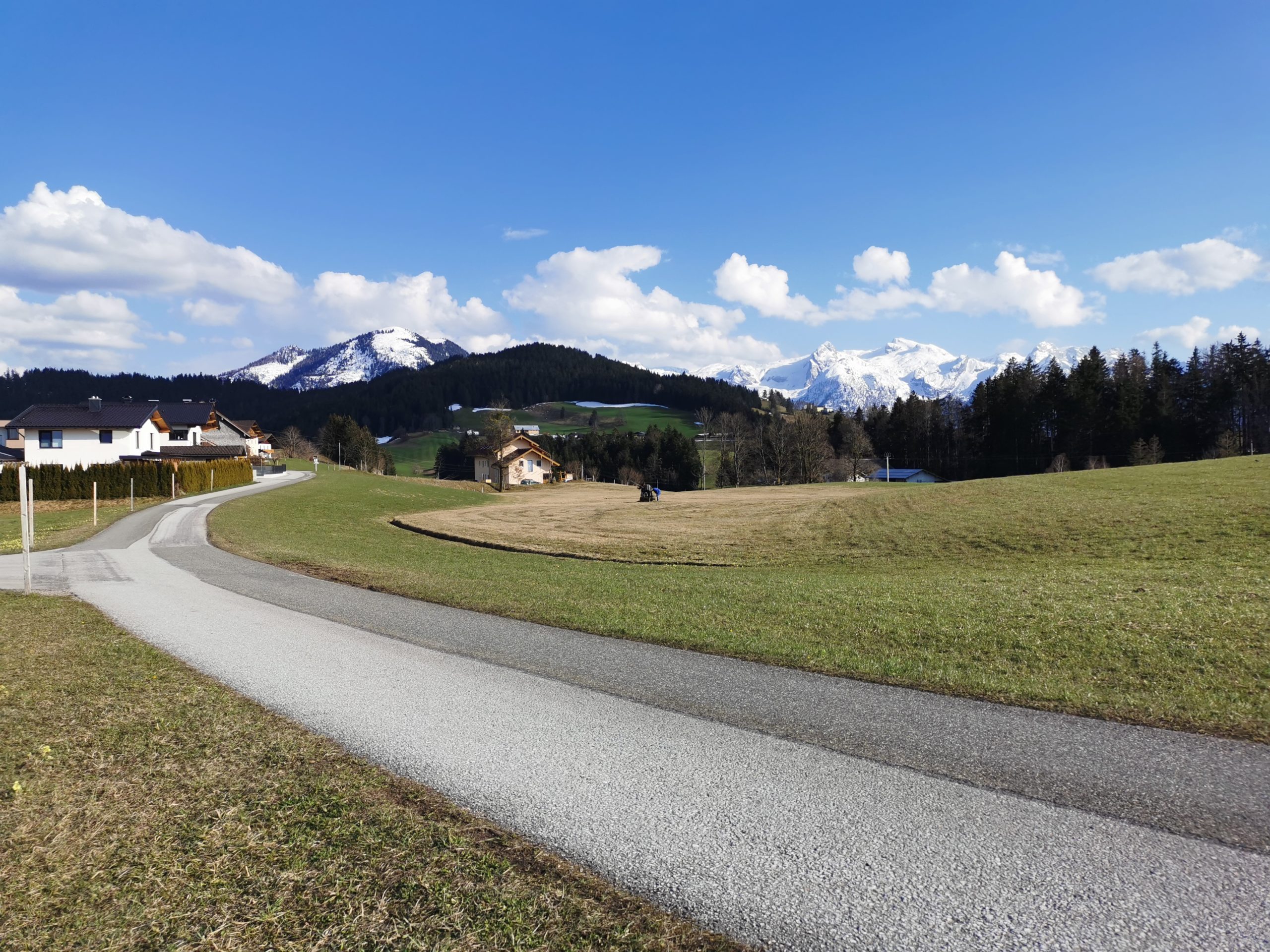  Der Mundartkreuzweg mit Ausblick auf das Tennengebirge und den Schwarzerberg © AlmSinn Martina Egger