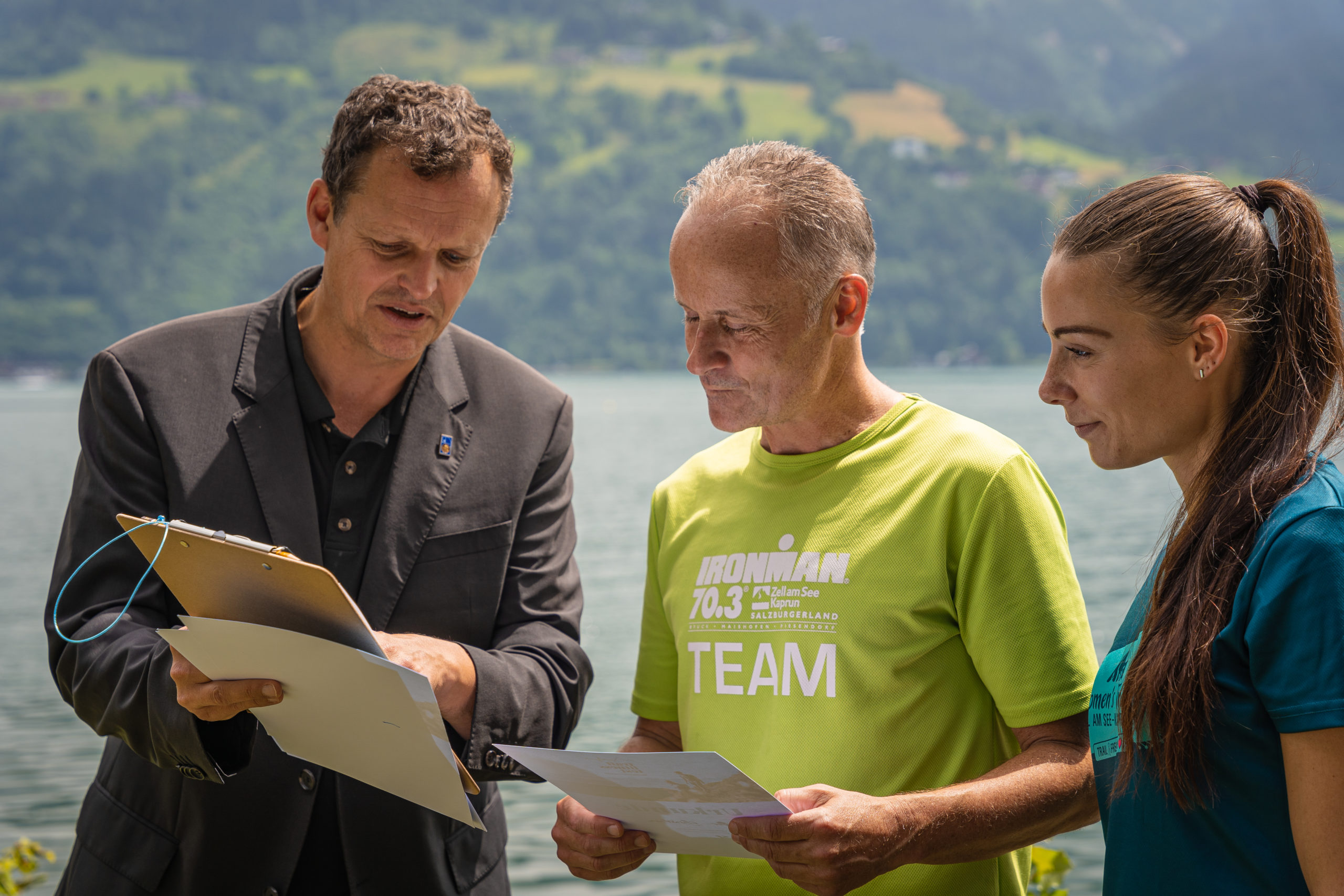 Arnulf Hartl von der PMU Salzburg (links) erklärt das Ergebnis © zellamseekaprun-JohannesRadlwimmer