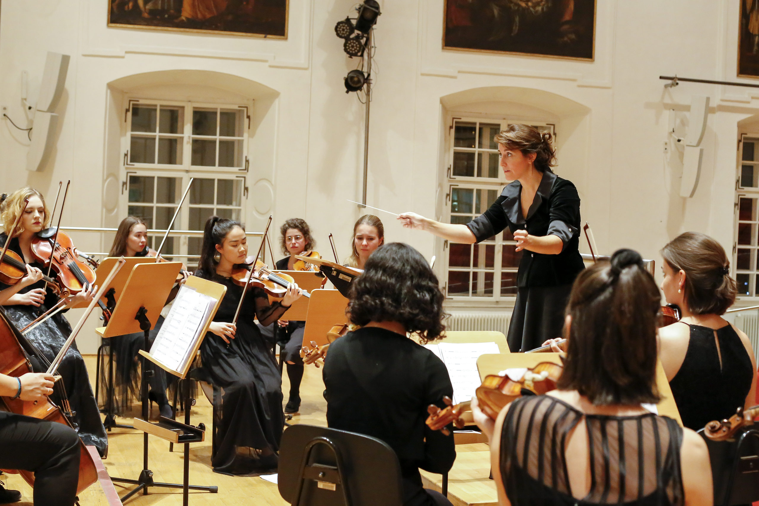 Dirigentin Silvia Spinnato Female Symphonic Orchestra Austria (FSOA)