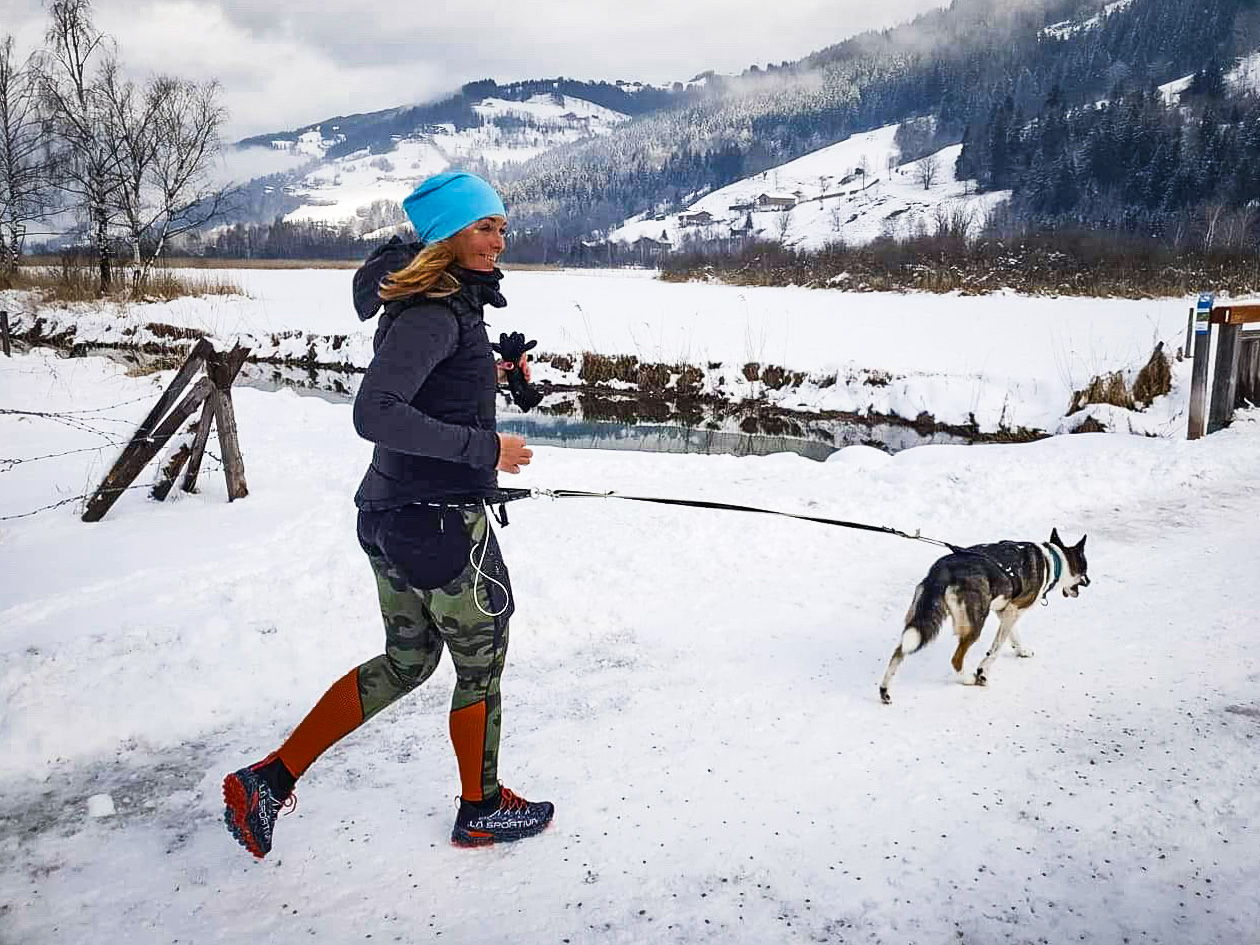 © Edith Danzer Wandern oder Laufen im Schnee. 