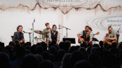 Eine Band spielt auf der Bühne vor einem sitzenden Publikum bei den Festspielen Golling.