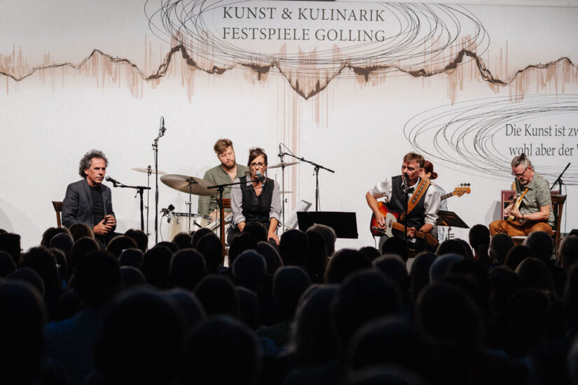 Eine Band spielt auf der Bühne vor einem sitzenden Publikum bei den Festspielen Golling.