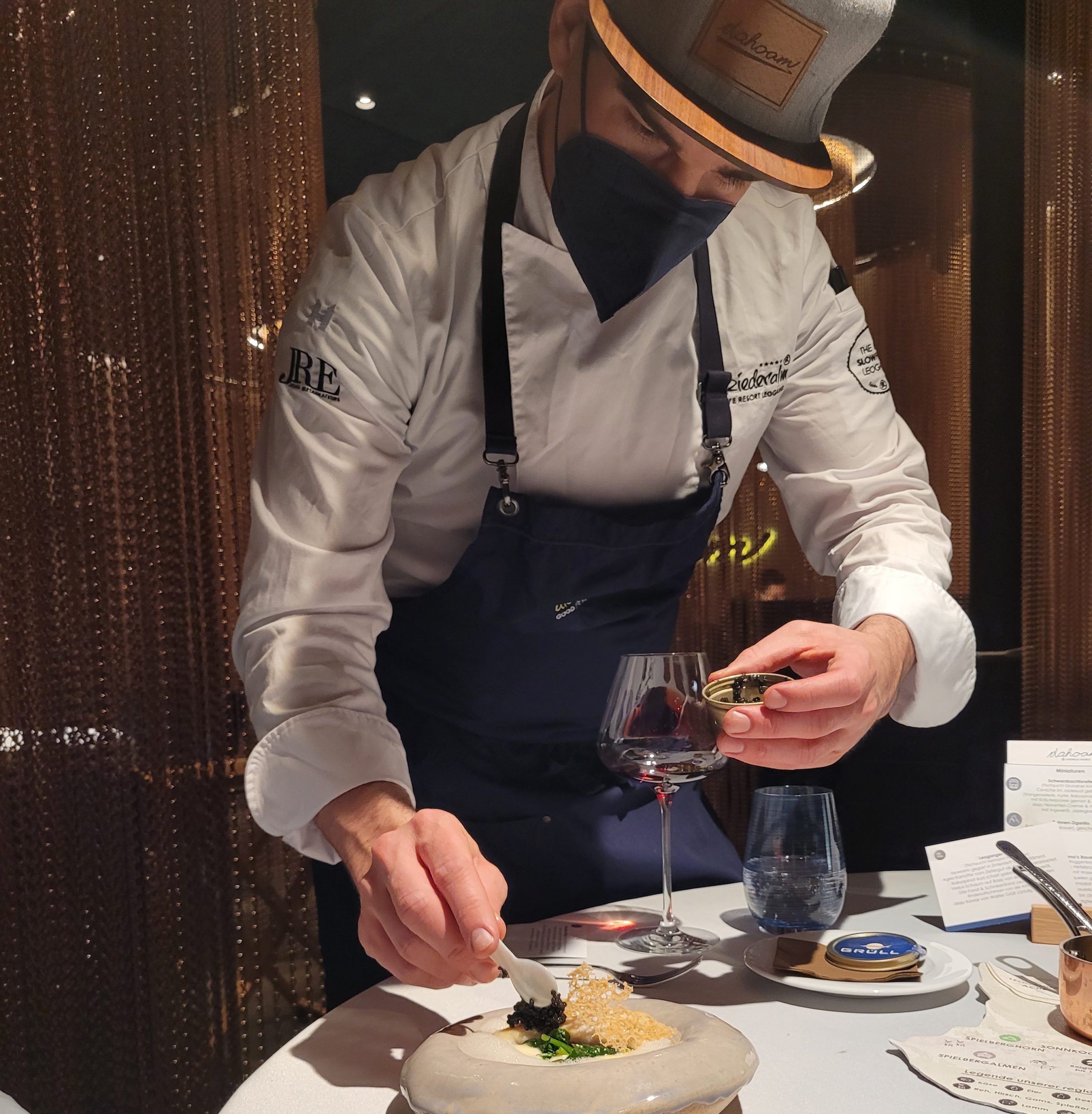 Andreas Herbst beim Anrichten der Gänge