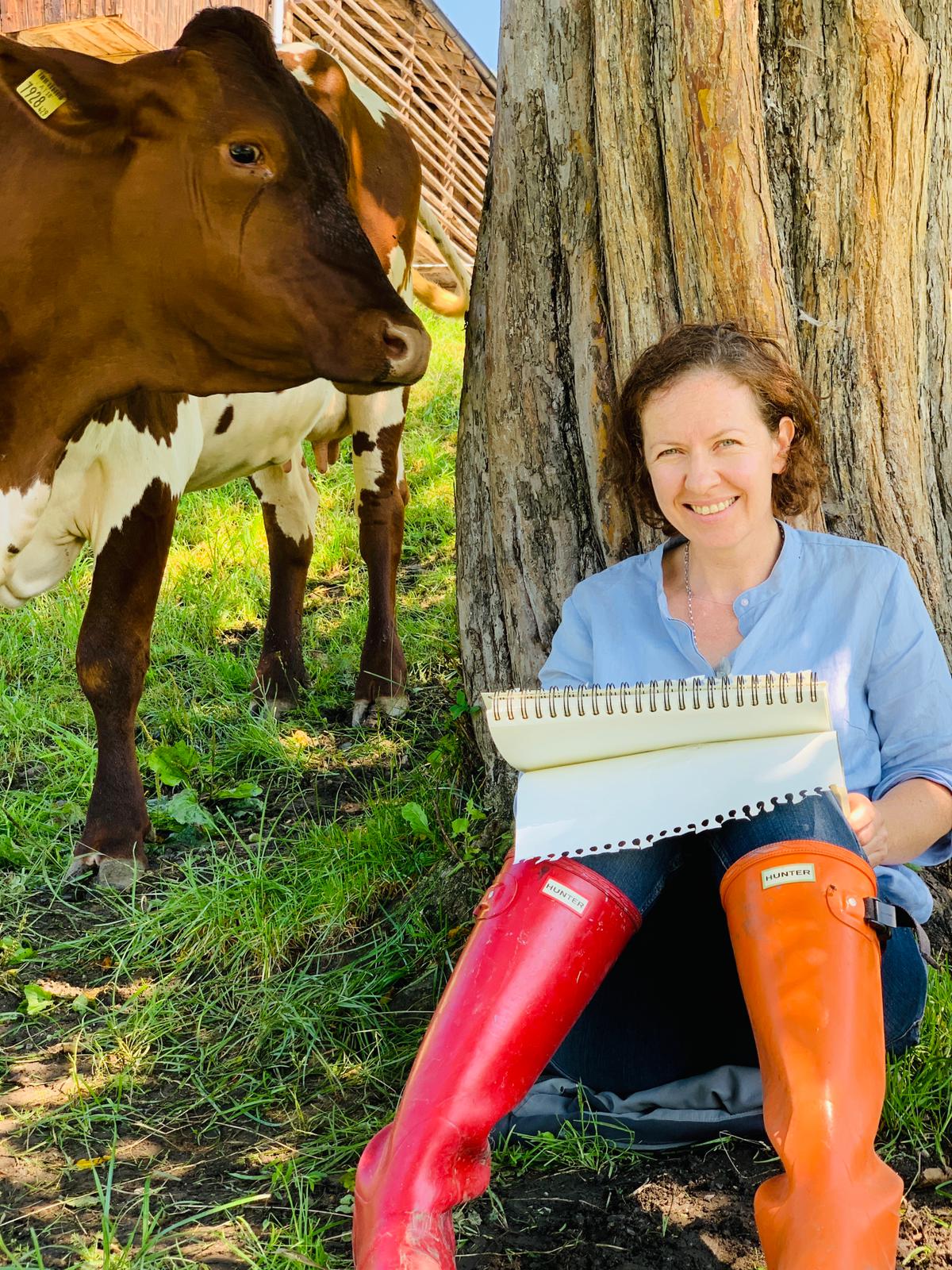 Biobäuerin Theresia Innerhofer malt und zeichnet Portraits von Kühen.