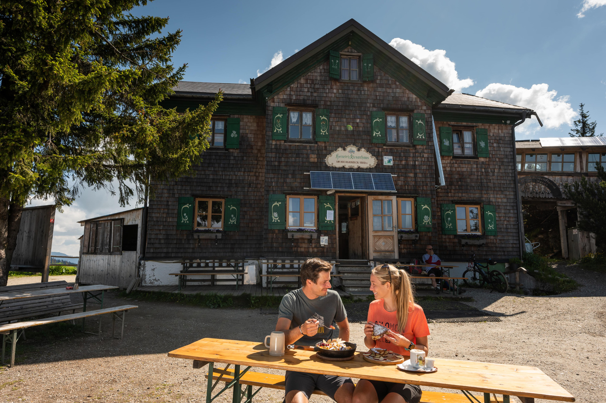 Ein Pärchen gönnt sich die Jause am Heinrich-Kiener-Haus © Wagrain-Kleinarl Tourismus, Lorenz Masser